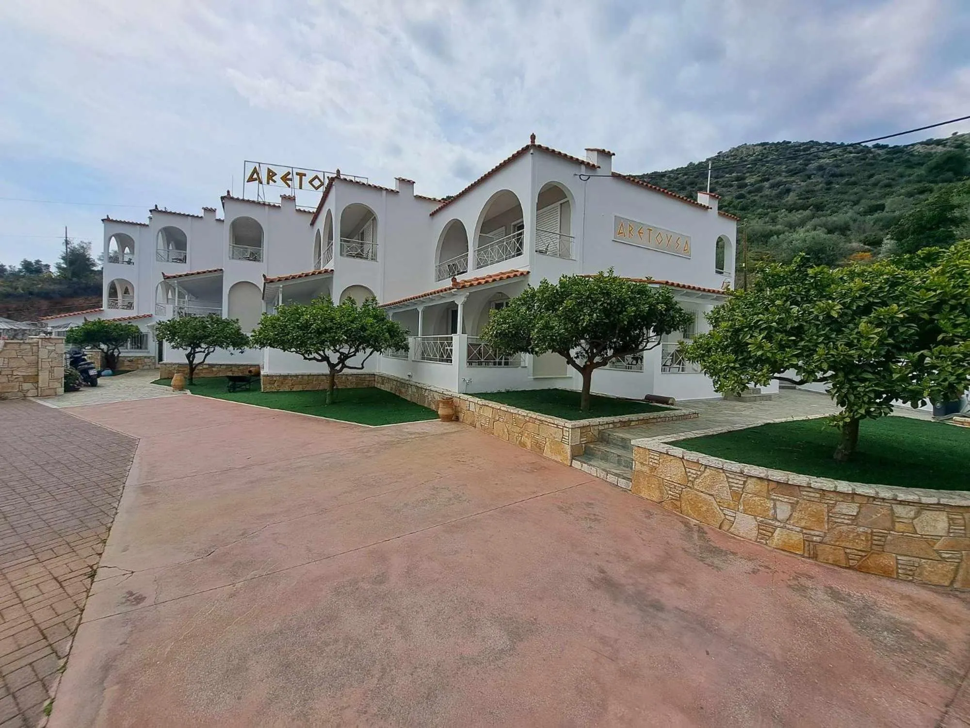 Property building in Aretousa