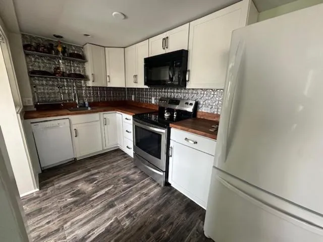 Kitchen or kitchenette in The Charleston Inn Hendersonville NC