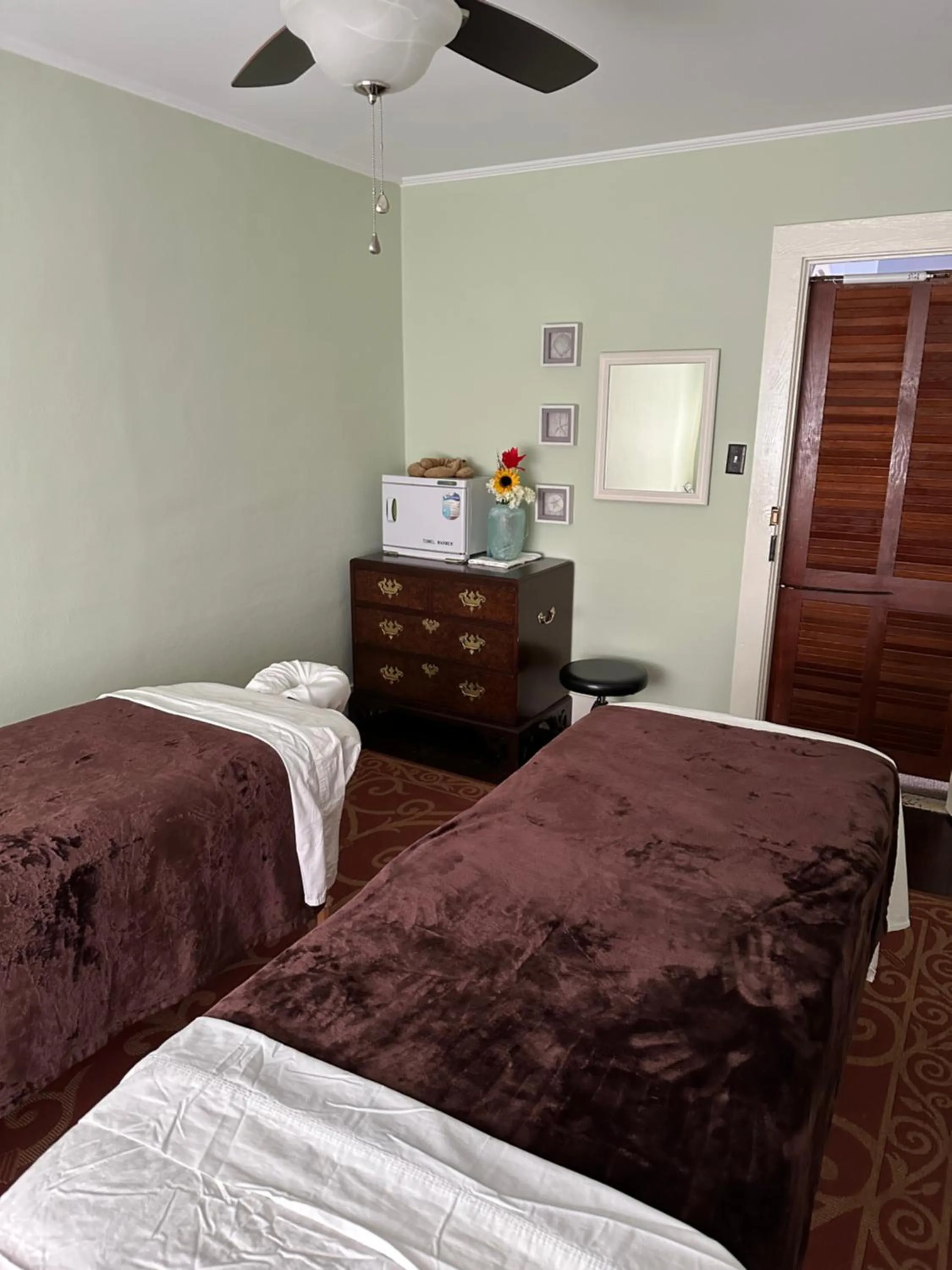 Massage, Bed in The Charleston Inn Hendersonville NC