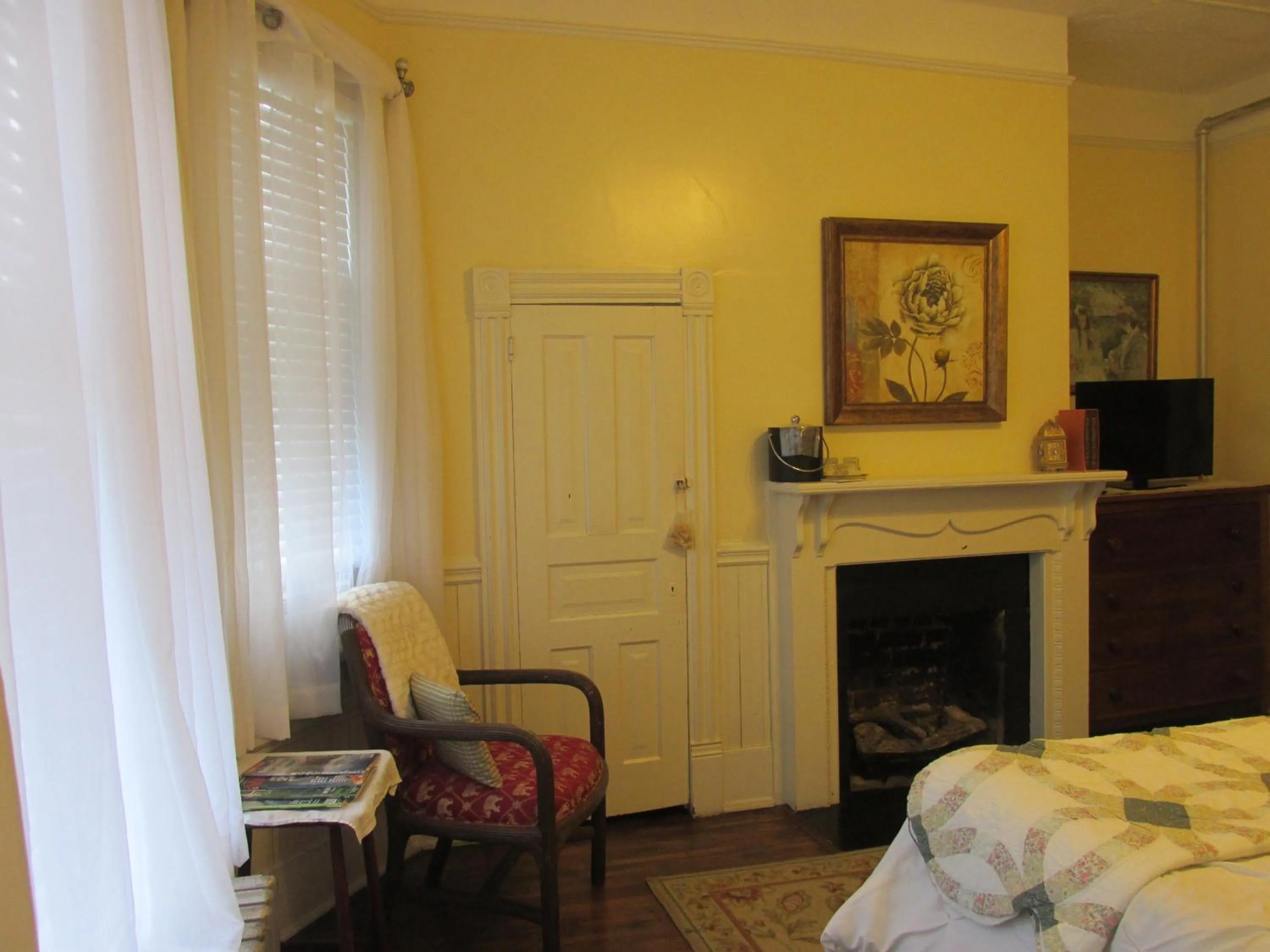 TV and multimedia, Bed in The Charleston Inn Hendersonville NC