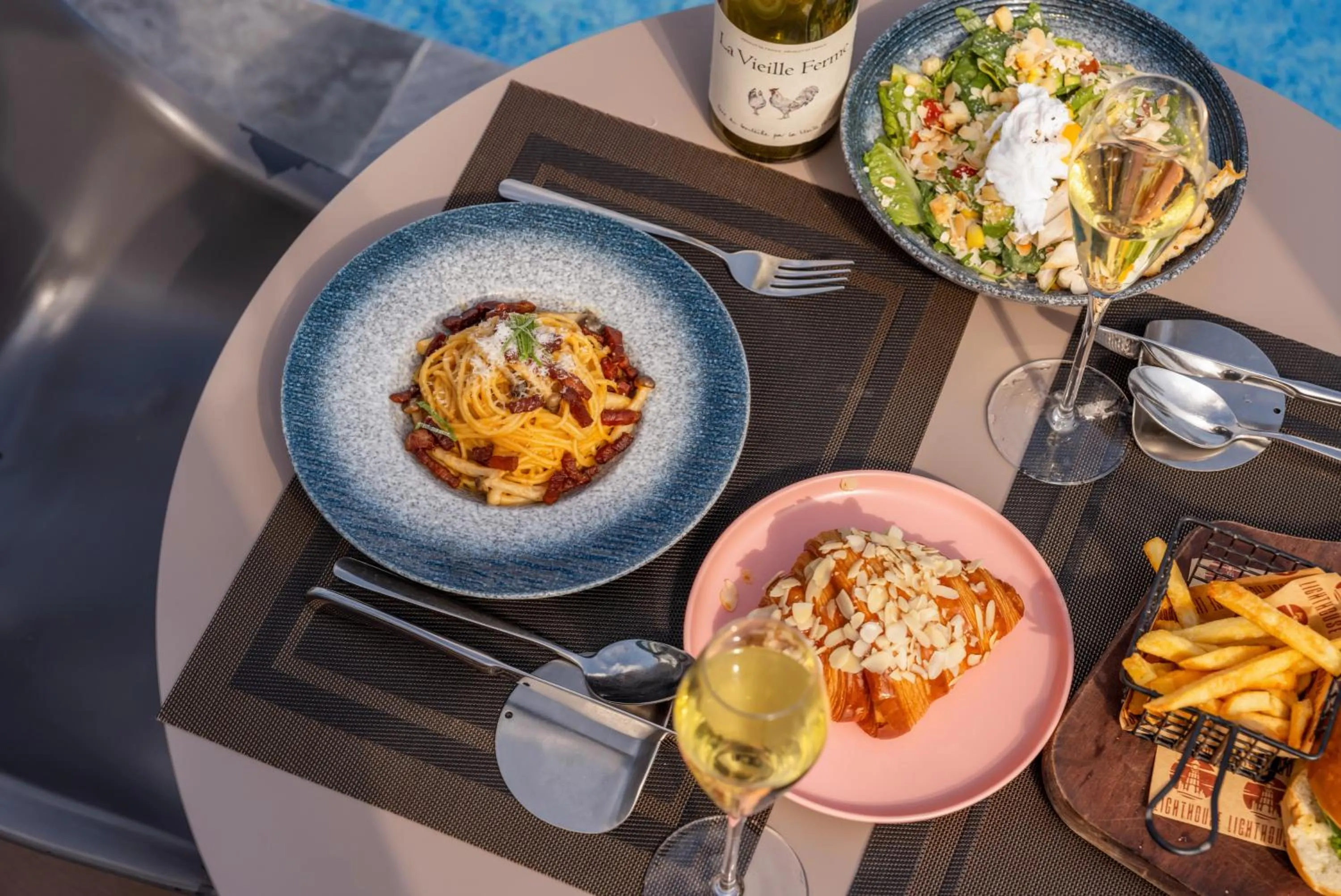 Restaurant/places to eat in Amber Bay Hotel & Suites Da Nang