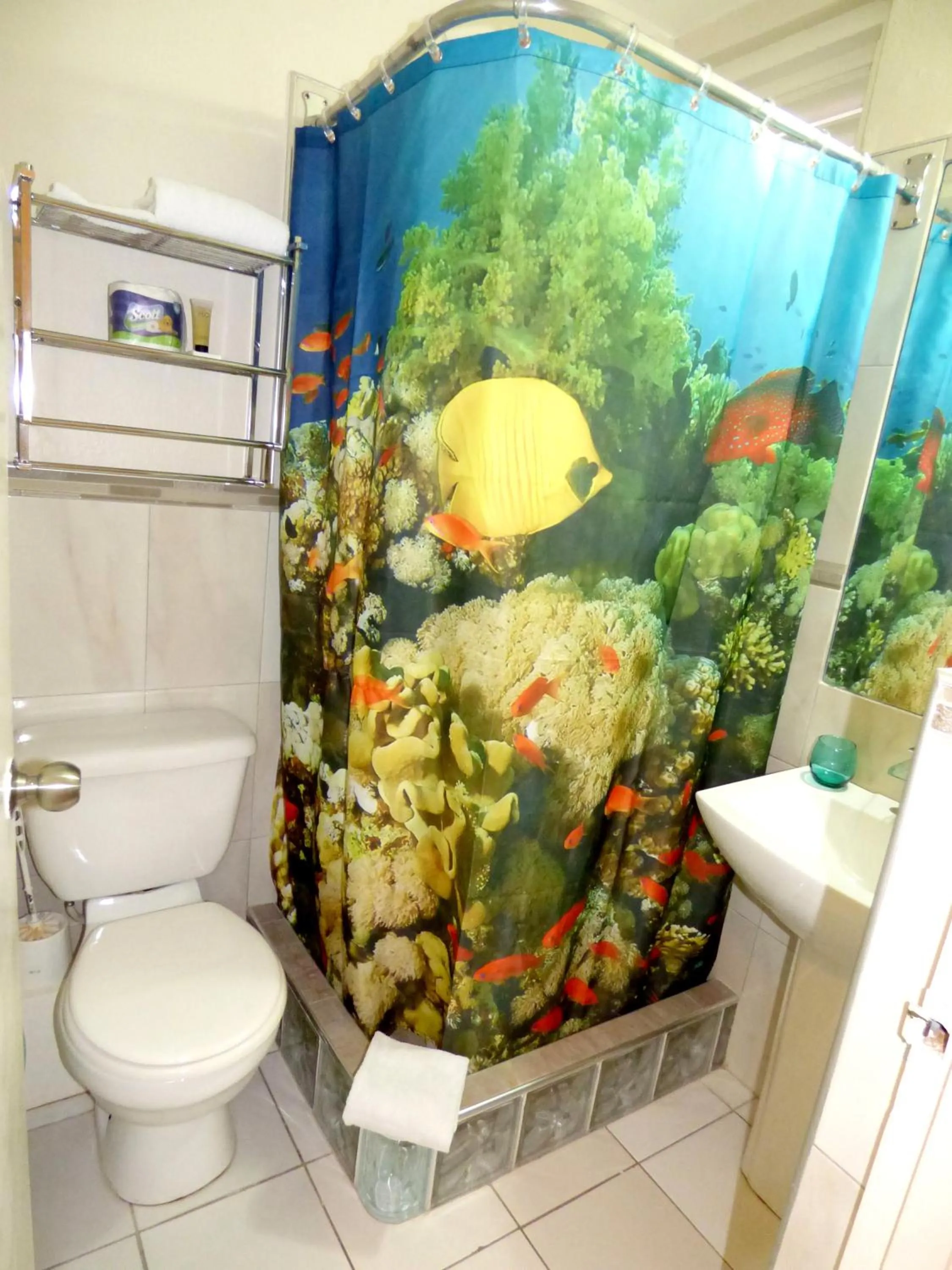 Shower in Beach Studio 6