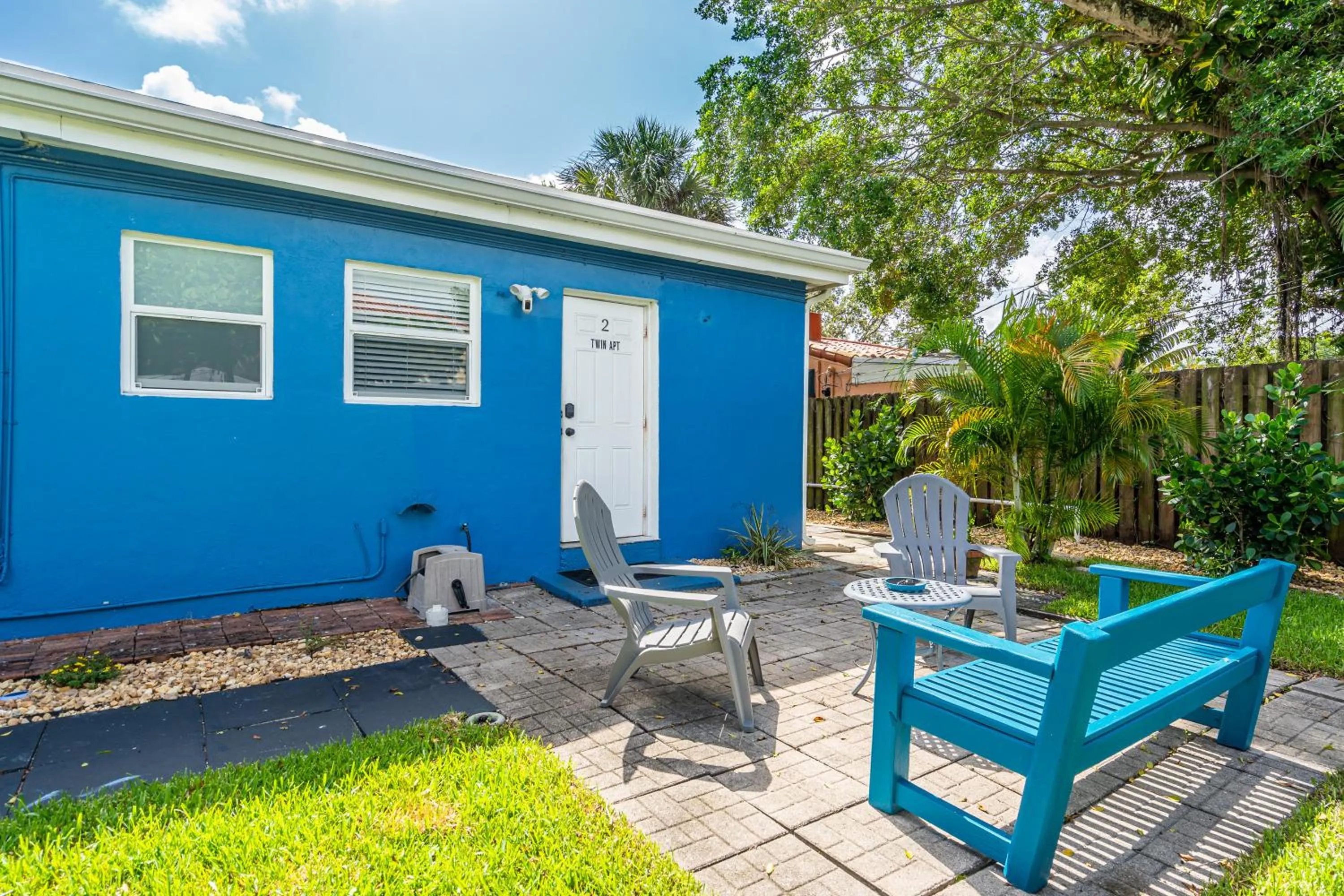 Facade/entrance in The Blue House Fort Lauderdale Airport/Cruise