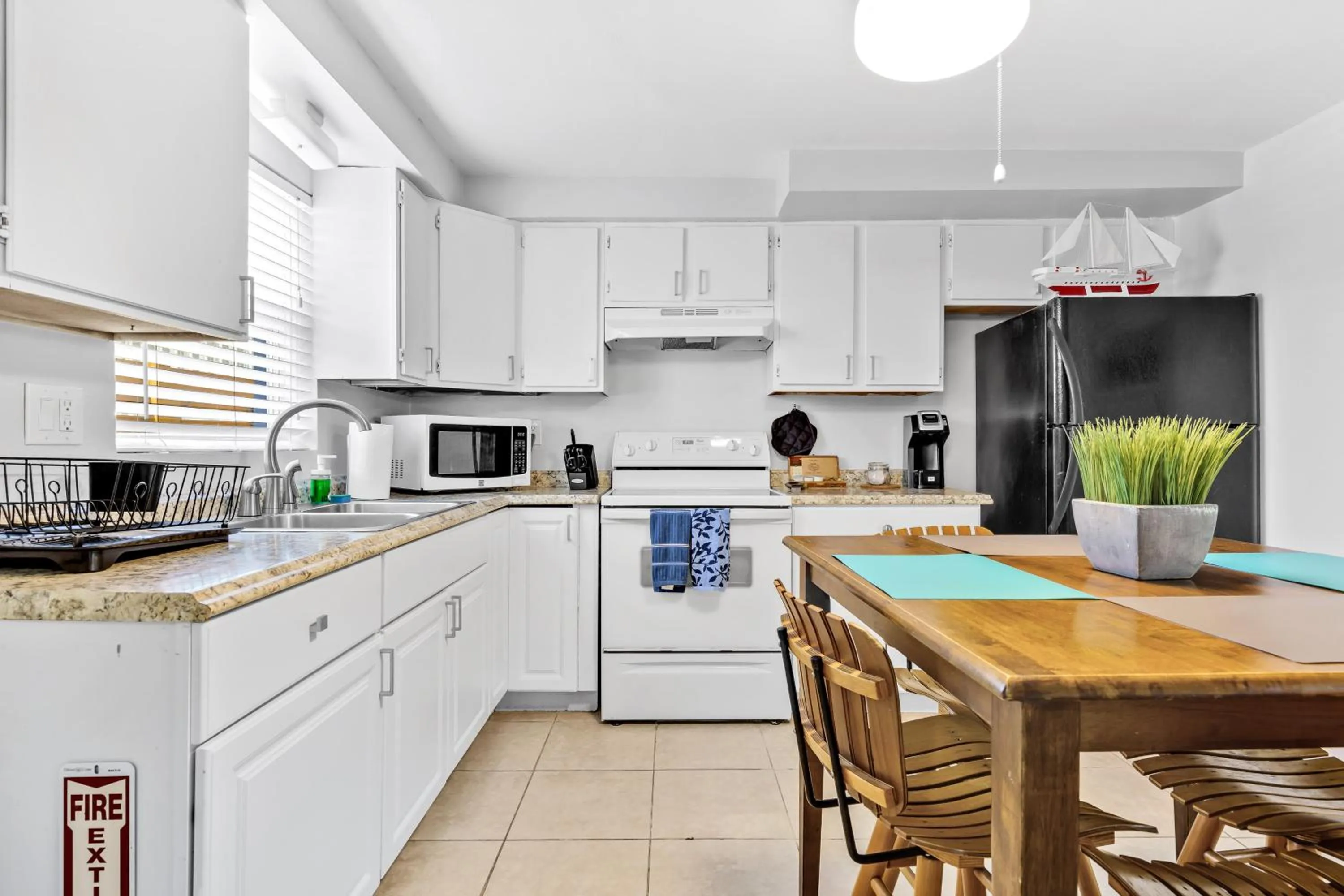 Kitchen or kitchenette in The Blue House Fort Lauderdale Airport/Cruise