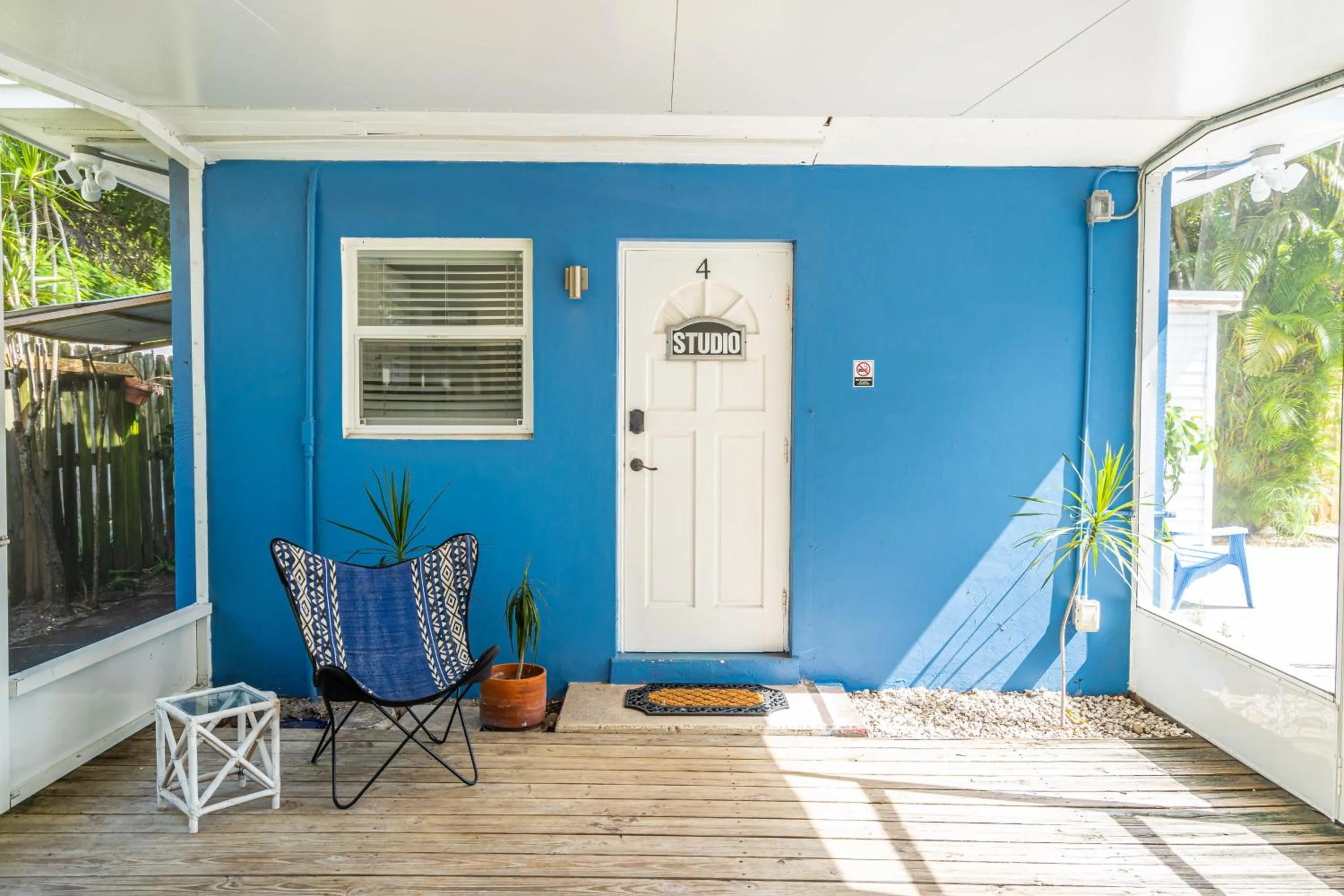 Facade/entrance in The Blue House Fort Lauderdale Airport/Cruise