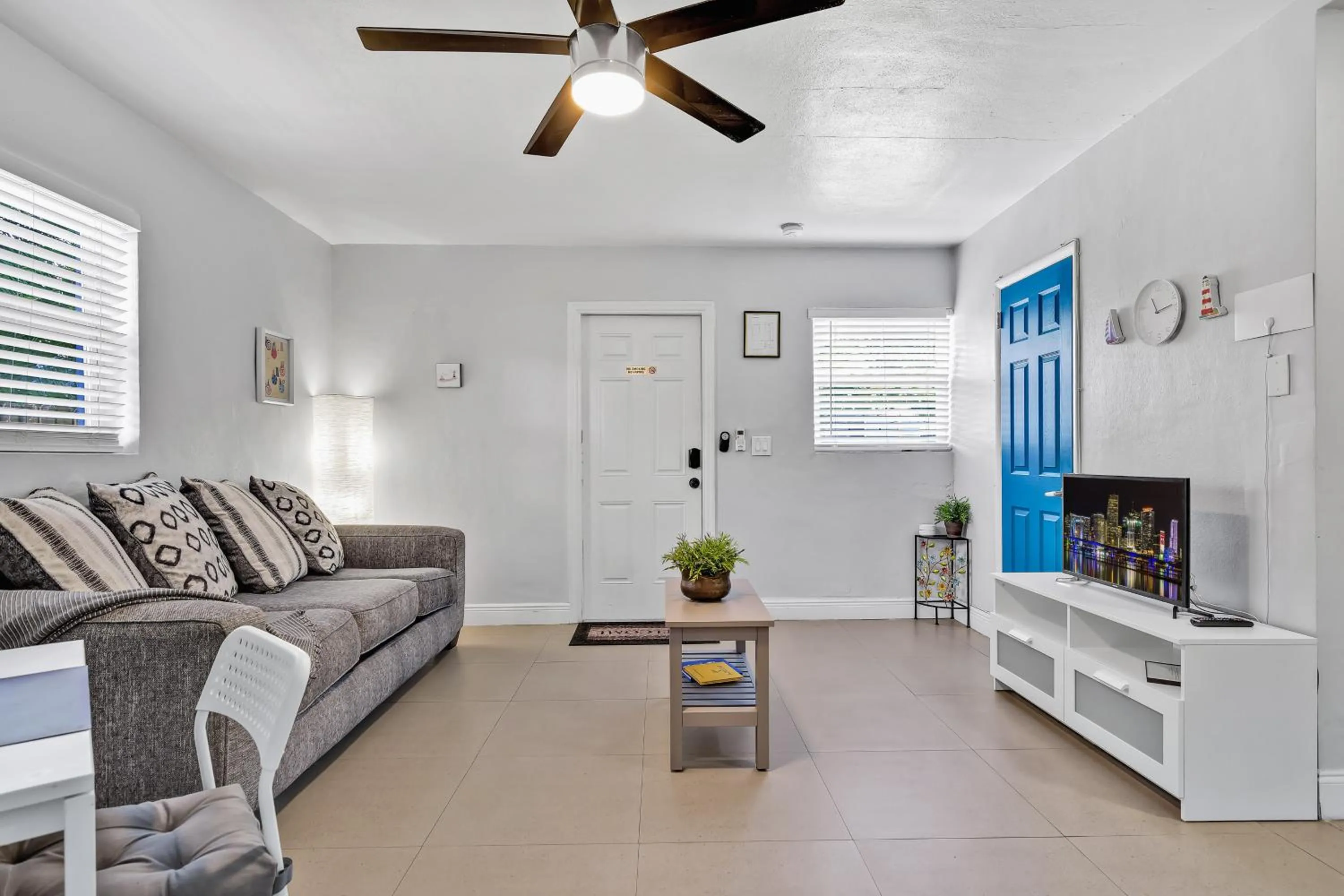 TV and multimedia in The Blue House Fort Lauderdale Airport/Cruise