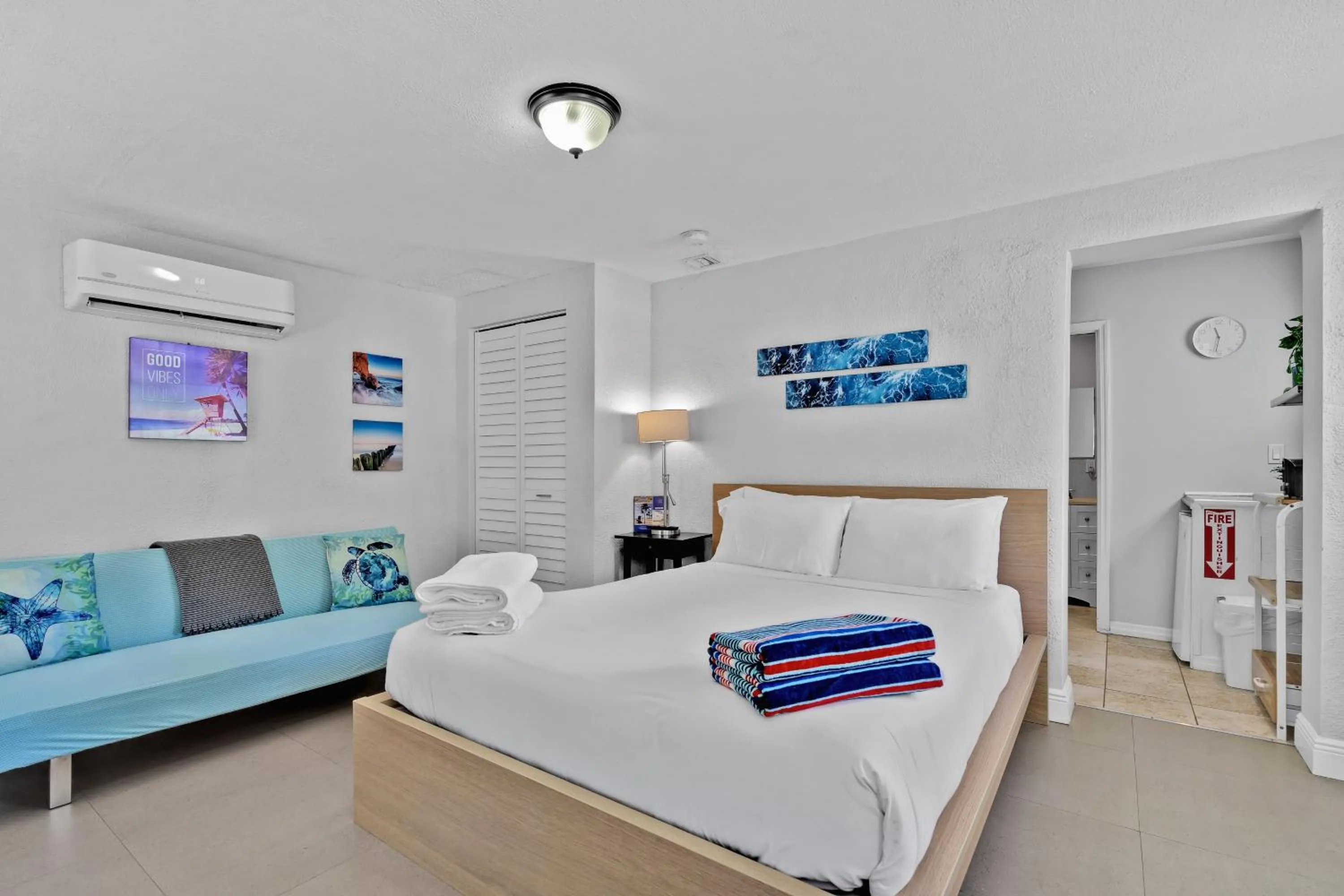 Bedroom in The Blue House Fort Lauderdale Airport/Cruise