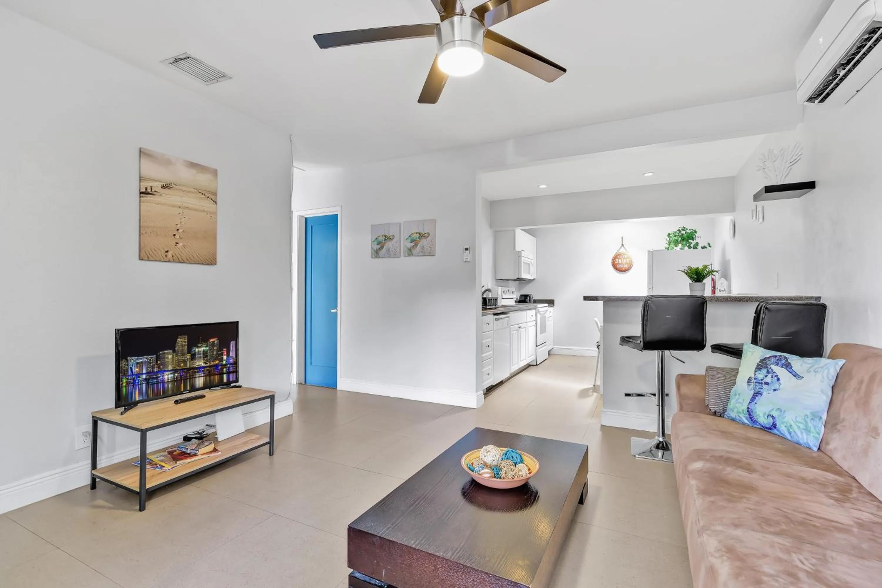 TV and multimedia in The Blue House Fort Lauderdale Airport/Cruise