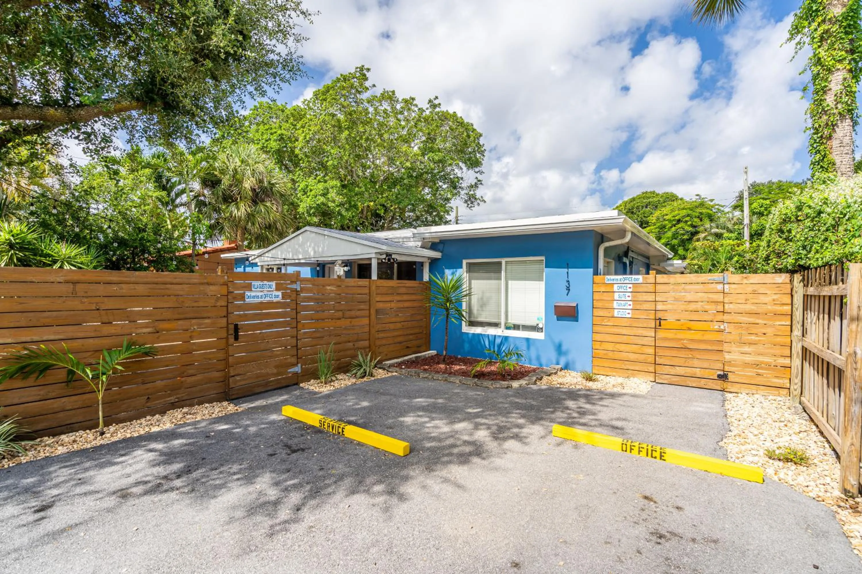 Facade/entrance in The Blue House Fort Lauderdale Airport/Cruise