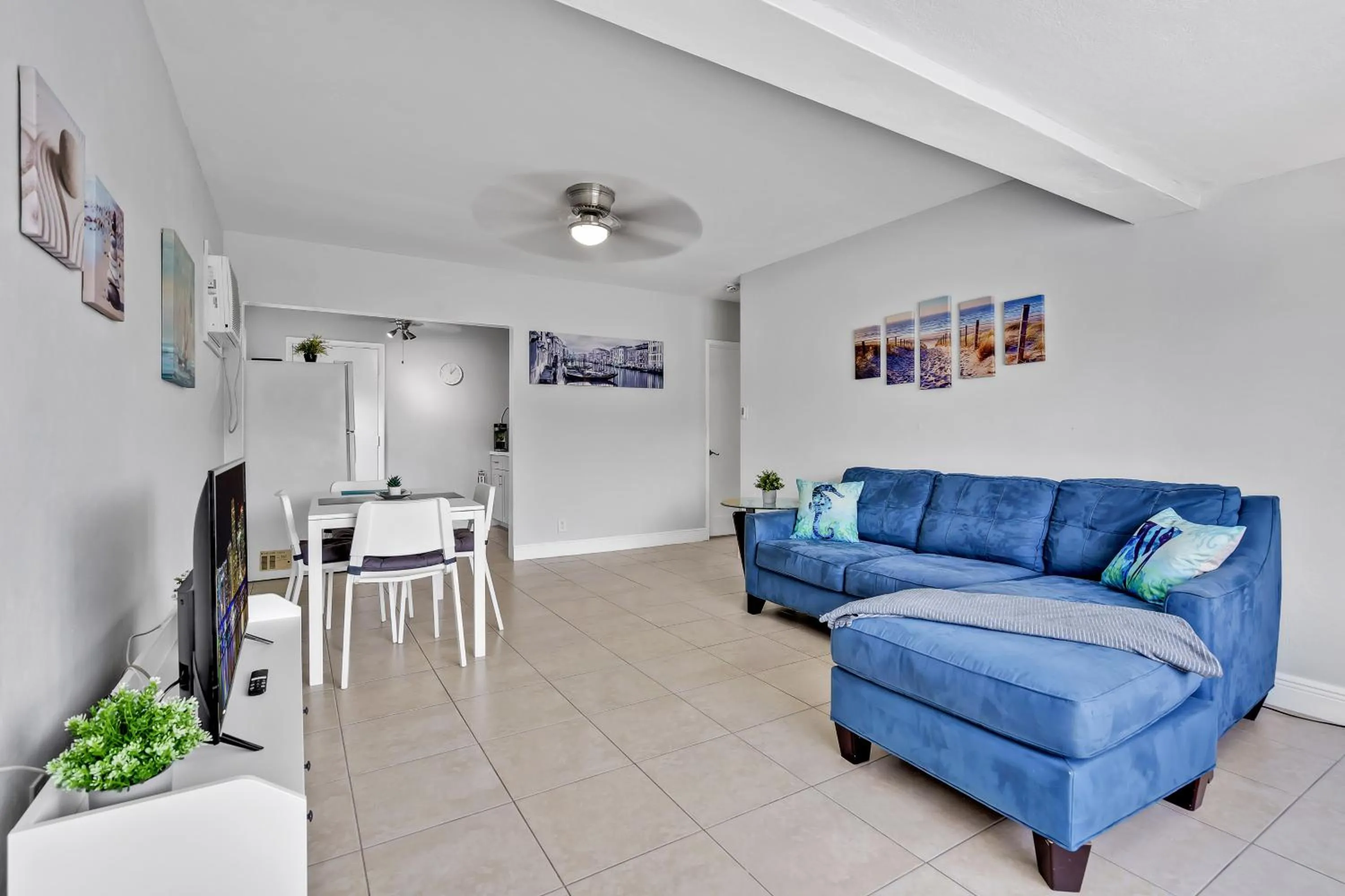 Living room in The Blue House Fort Lauderdale Airport/Cruise