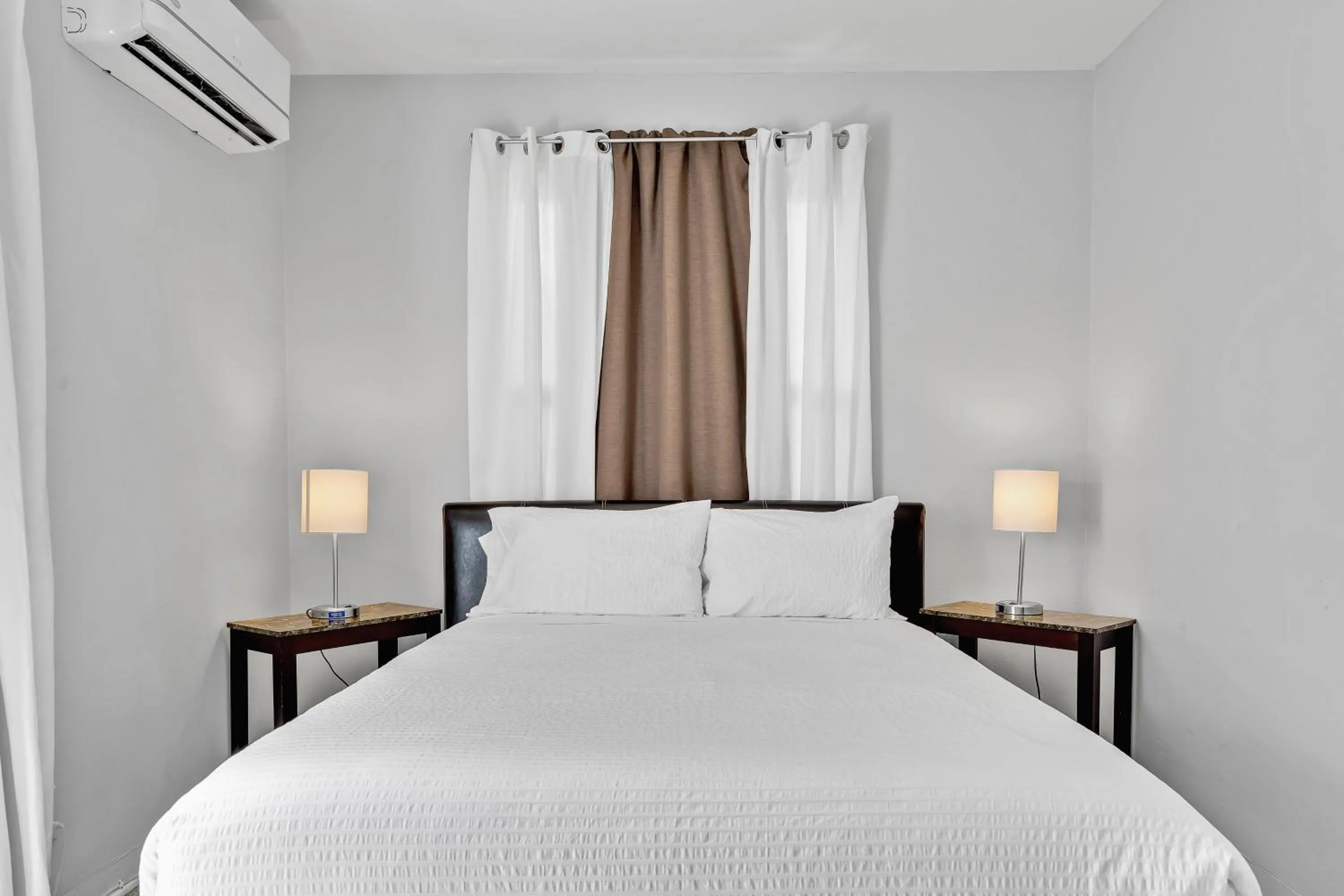 Bed in The Blue House Fort Lauderdale Airport/Cruise