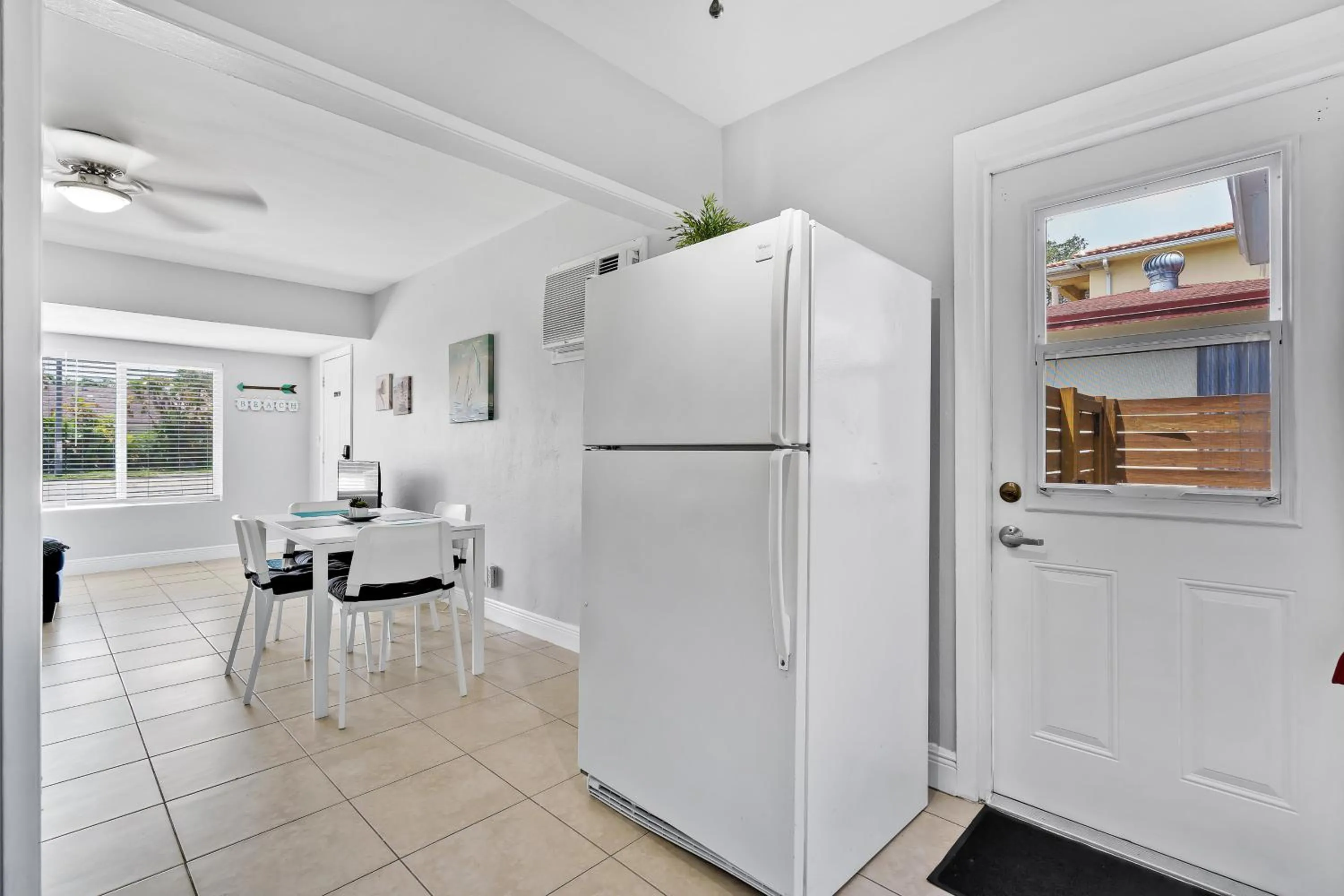Dining area in The Blue House Fort Lauderdale Airport/Cruise