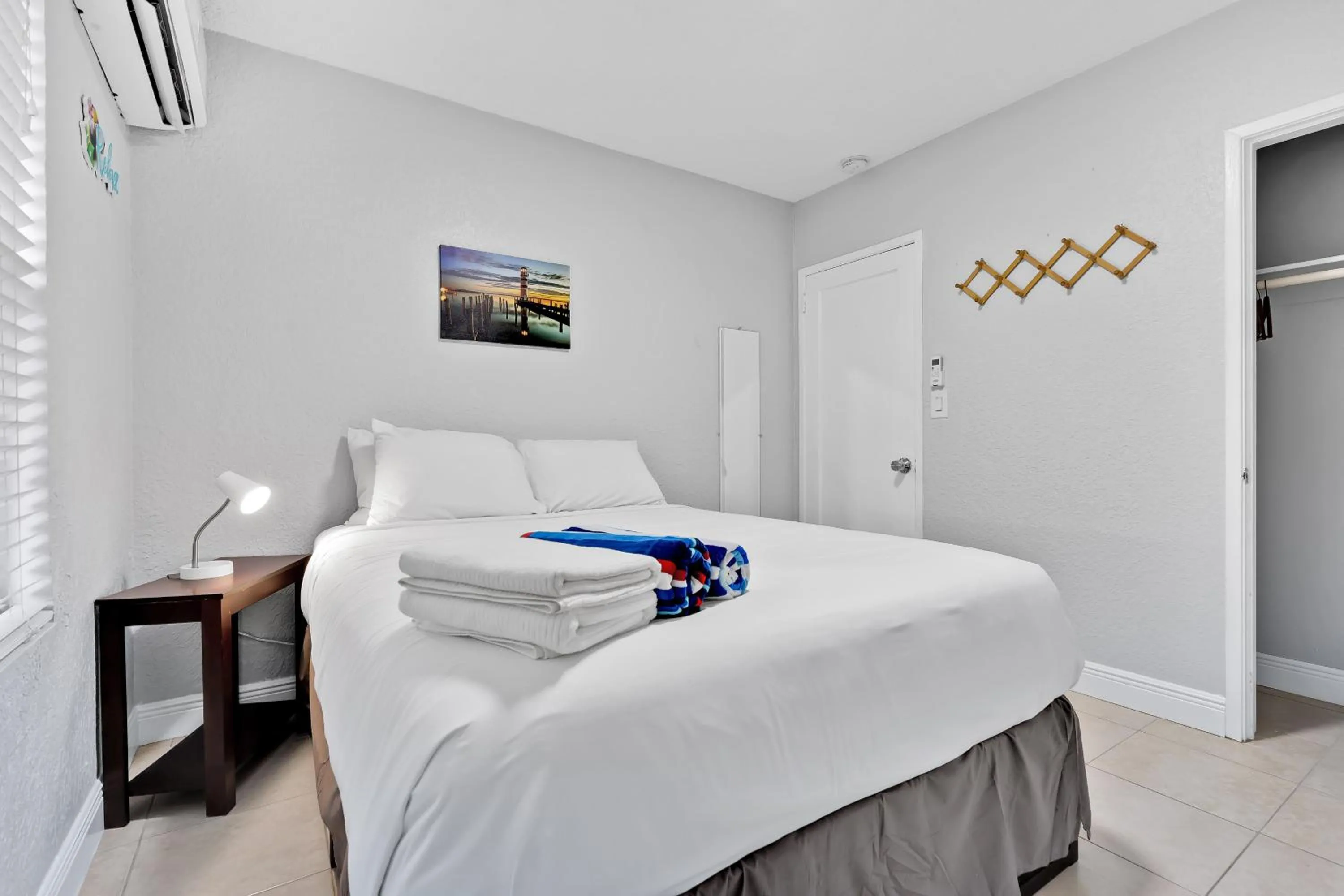 Bed in The Blue House Fort Lauderdale Airport/Cruise