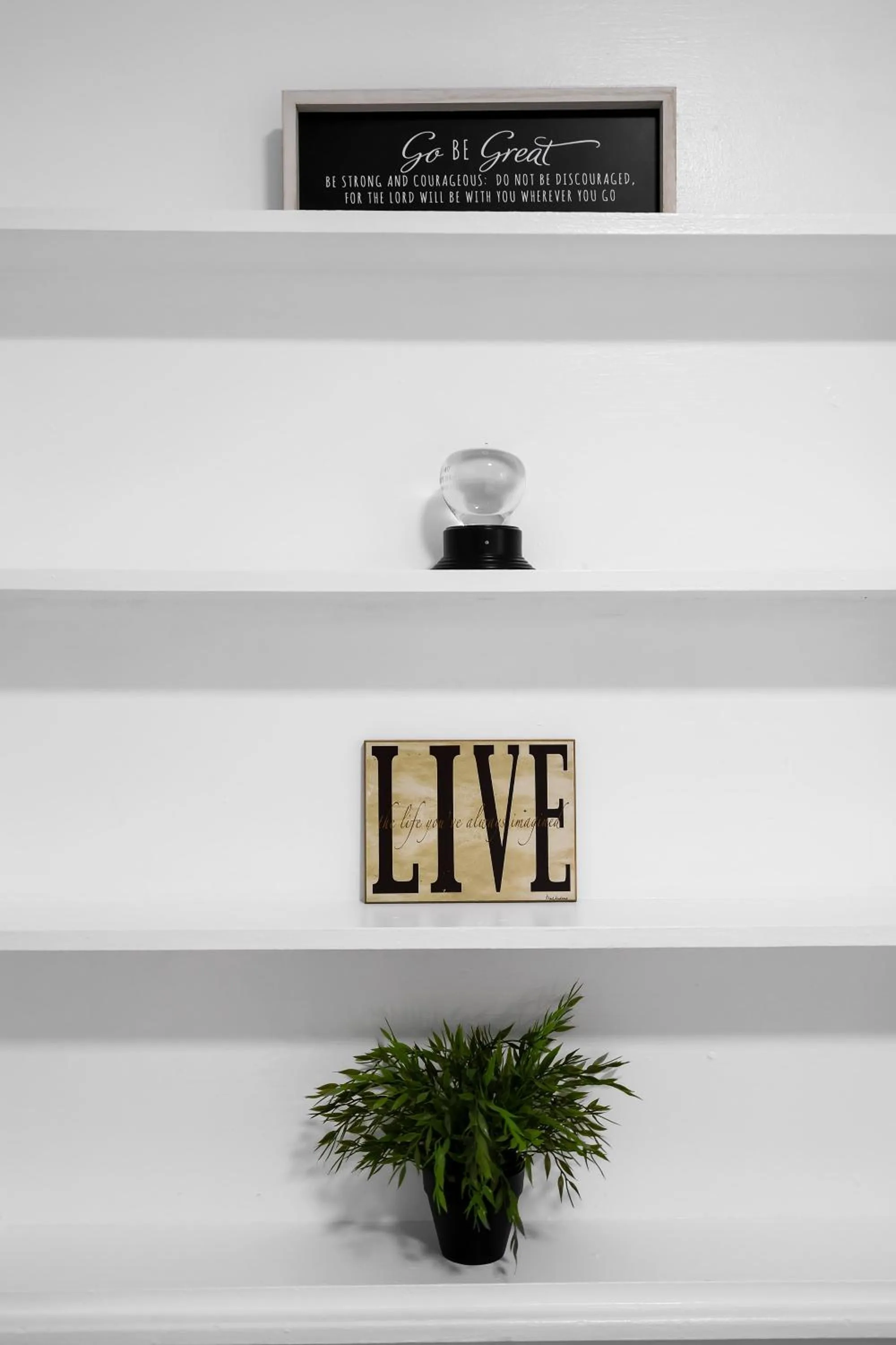 Decorative detail in The Blue House Fort Lauderdale Airport/Cruise