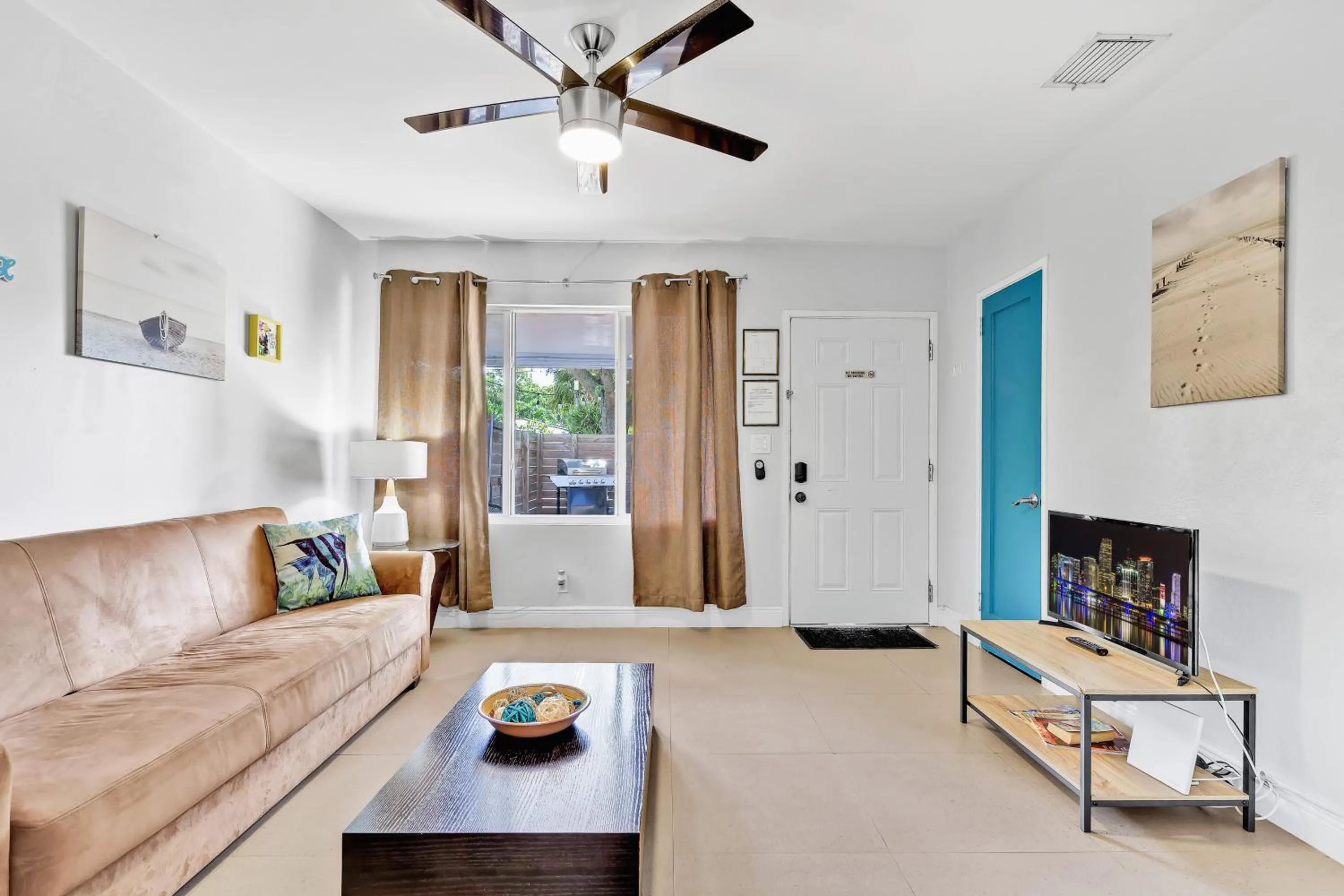 Living room in The Blue House Fort Lauderdale Airport/Cruise