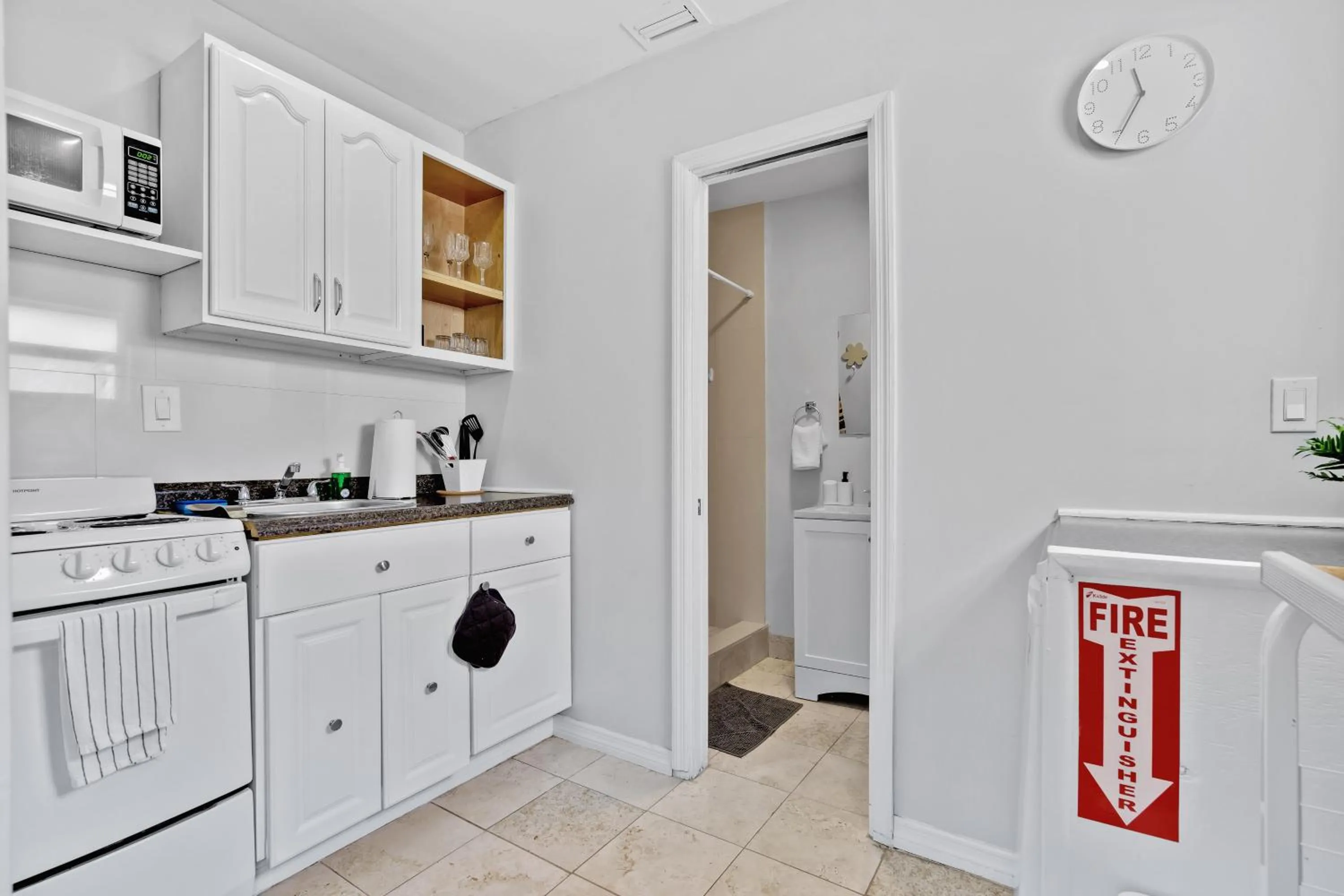 Kitchen or kitchenette in The Blue House Fort Lauderdale Airport/Cruise