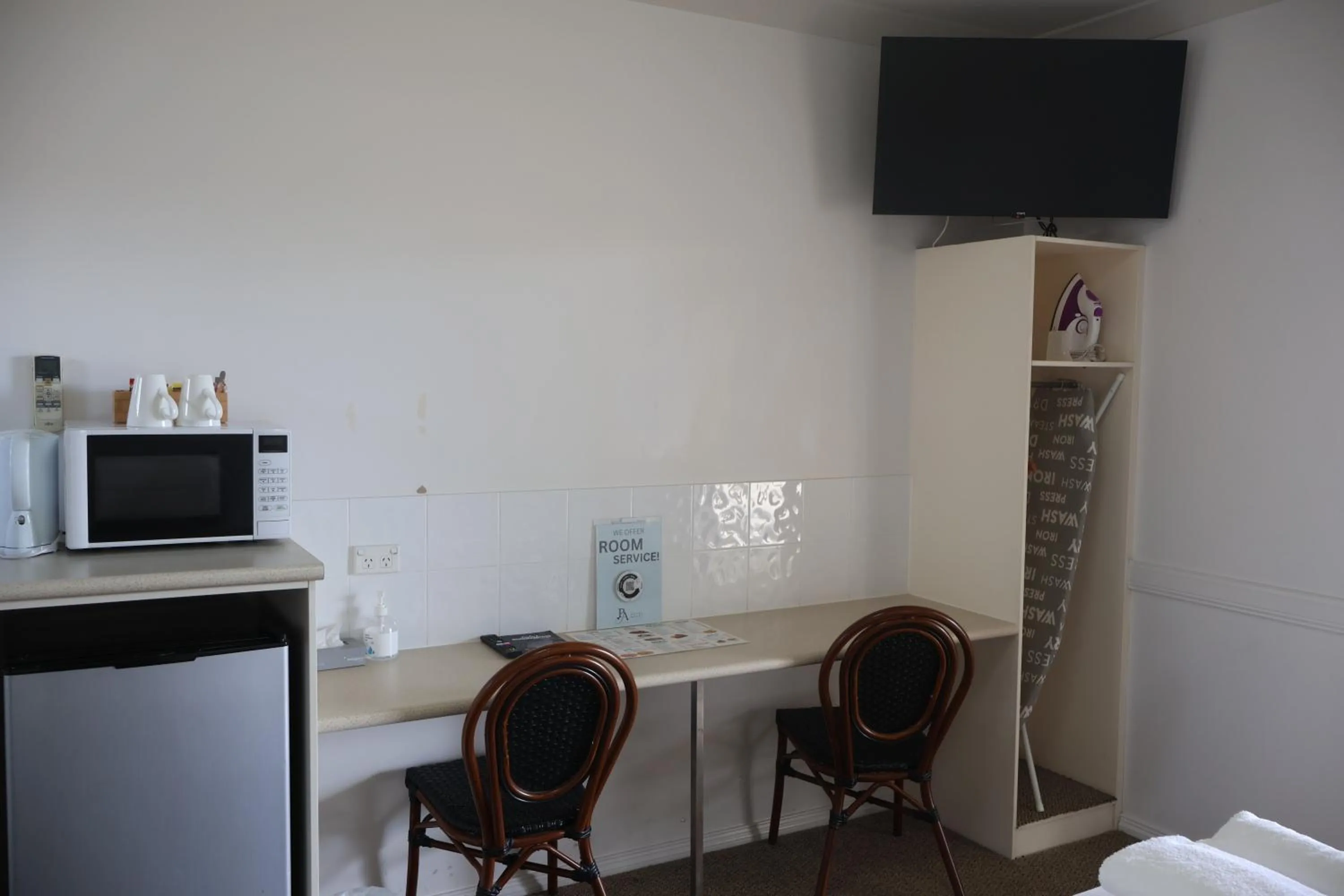 TV and multimedia in Park Avenue Hotel Motel