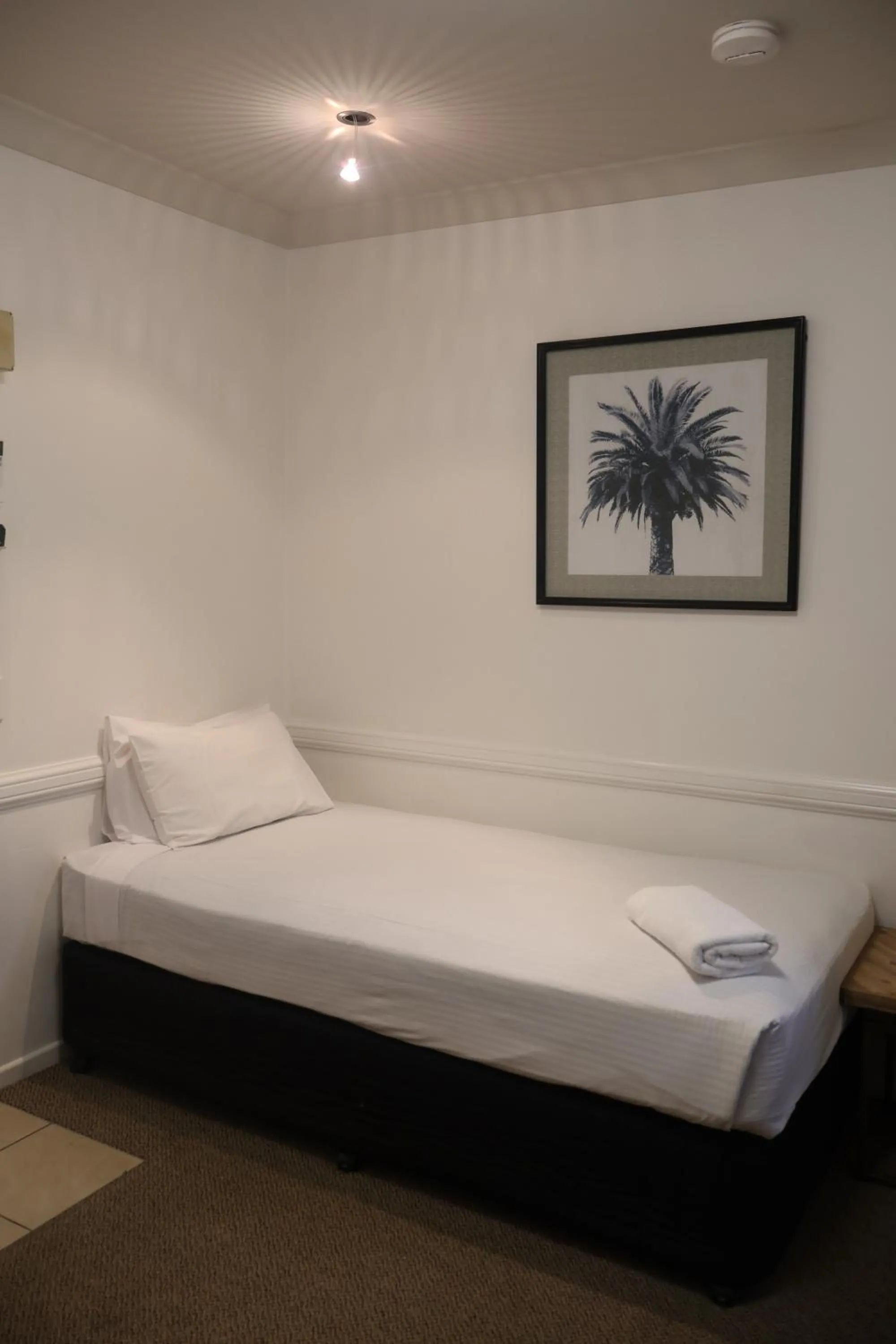 Bed in Park Avenue Hotel Motel