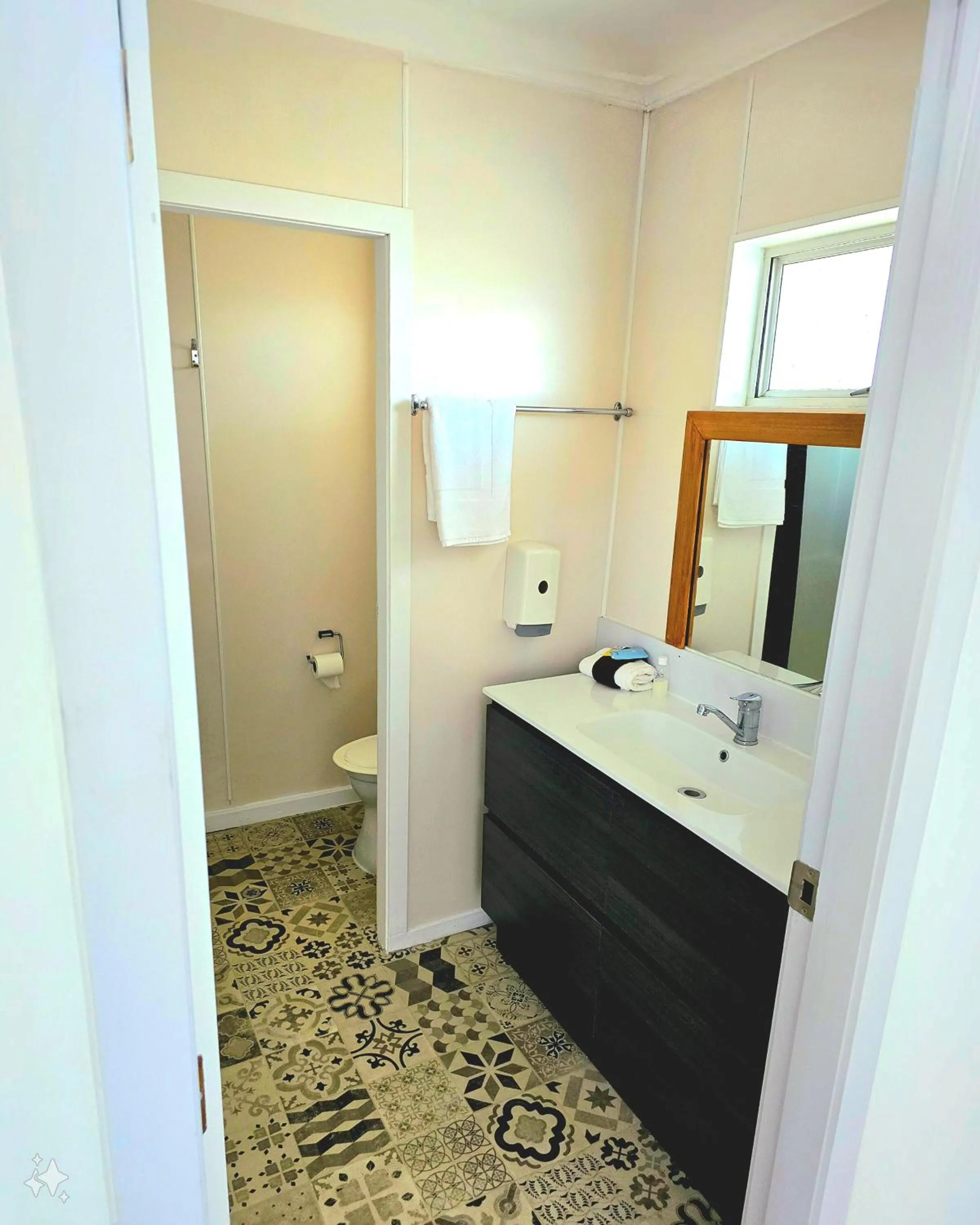 Toilet in Putaruru Arms Motor Inn