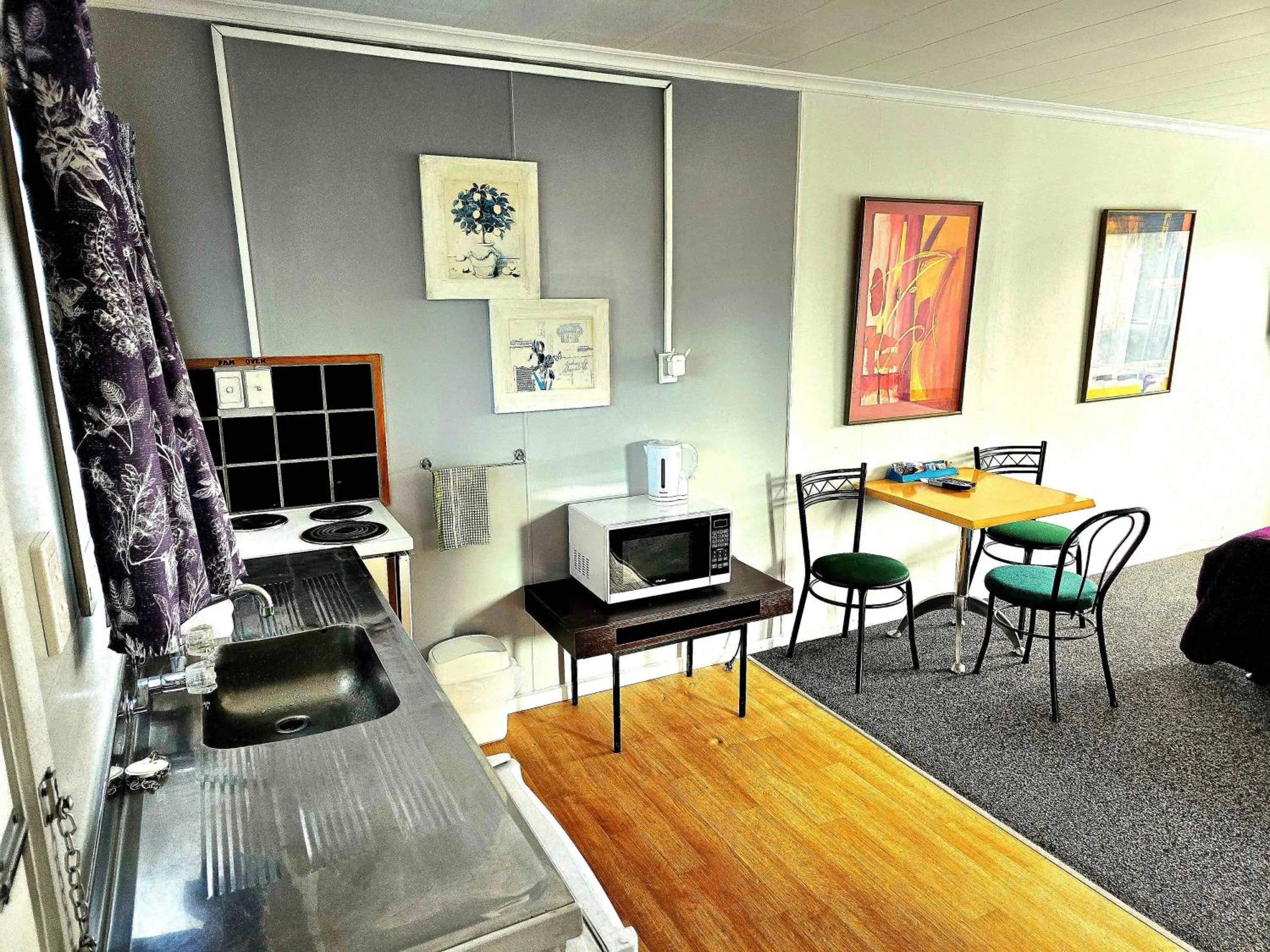 kitchen in Putaruru Arms Motor Inn