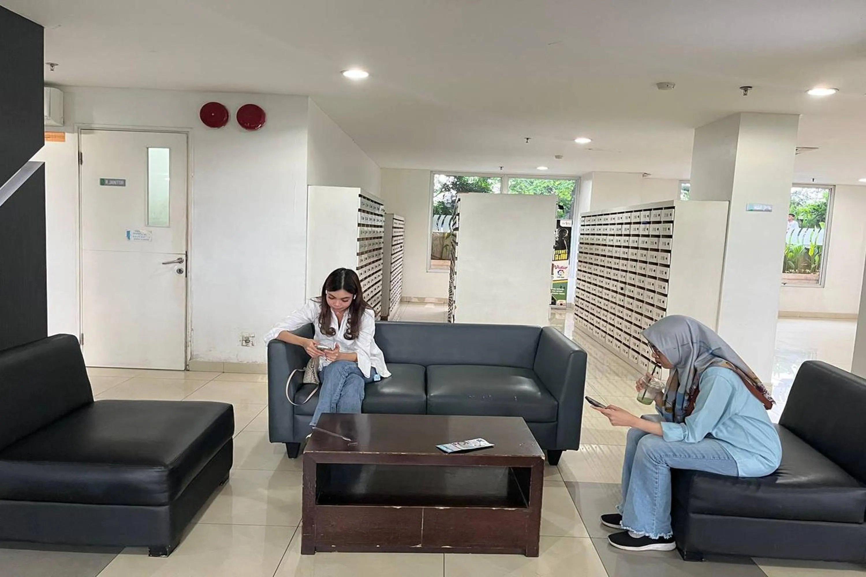 Lobby or reception in Apartment Bassura City by Berkah Estate