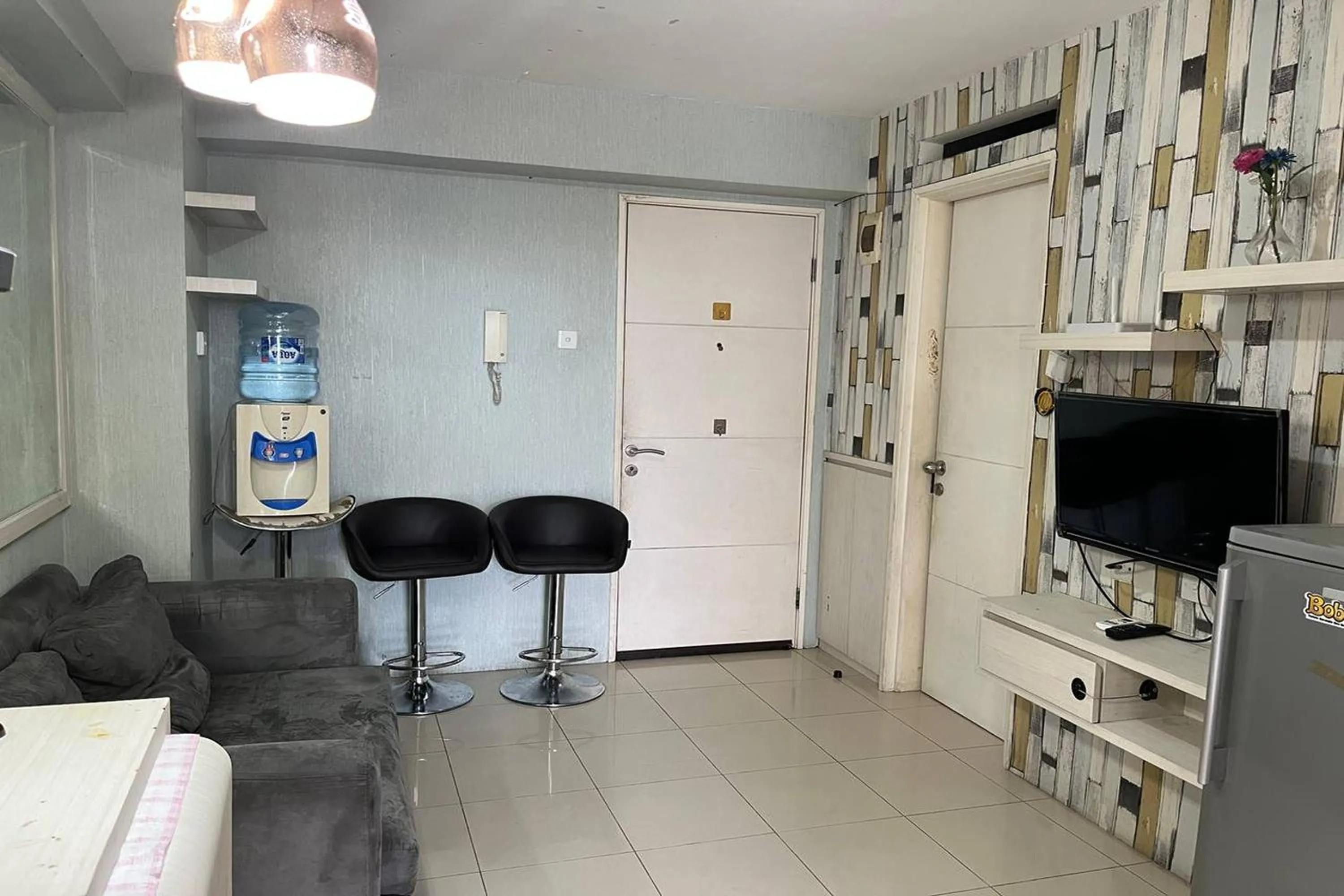 Living room in Apartment Bassura City by Berkah Estate