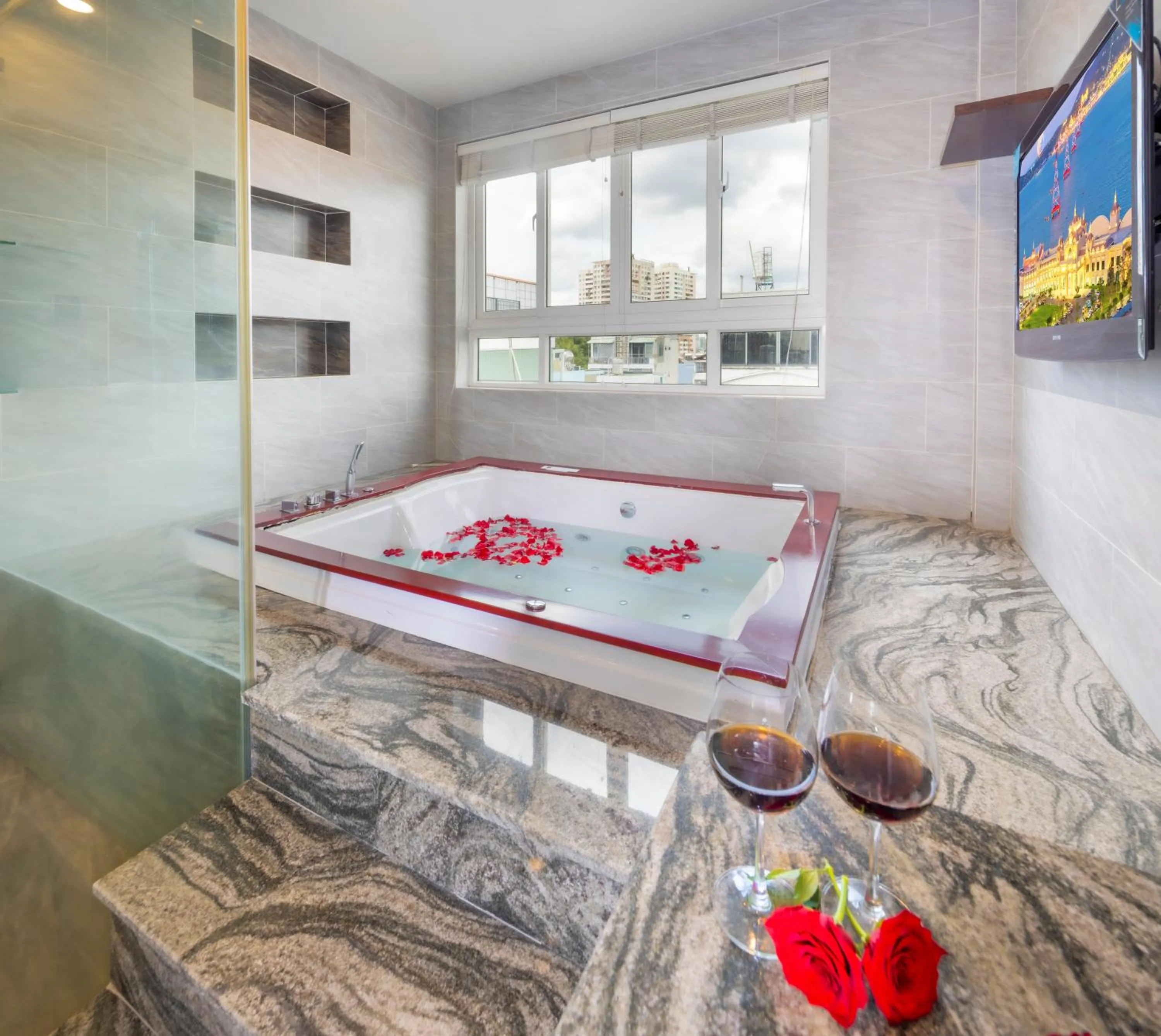 Bathroom, Bed in Diamond crown 2 Hotel