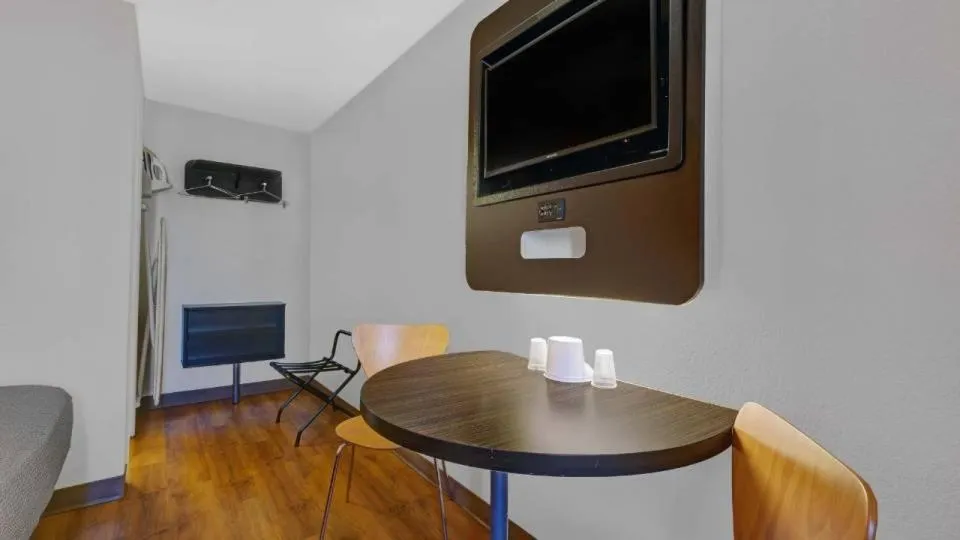 Guests in Super 8 by Wyndham San Jose