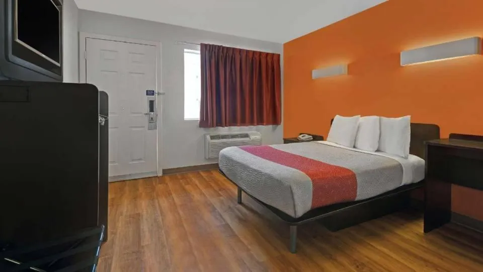 Bed in Super 8 by Wyndham San Jose