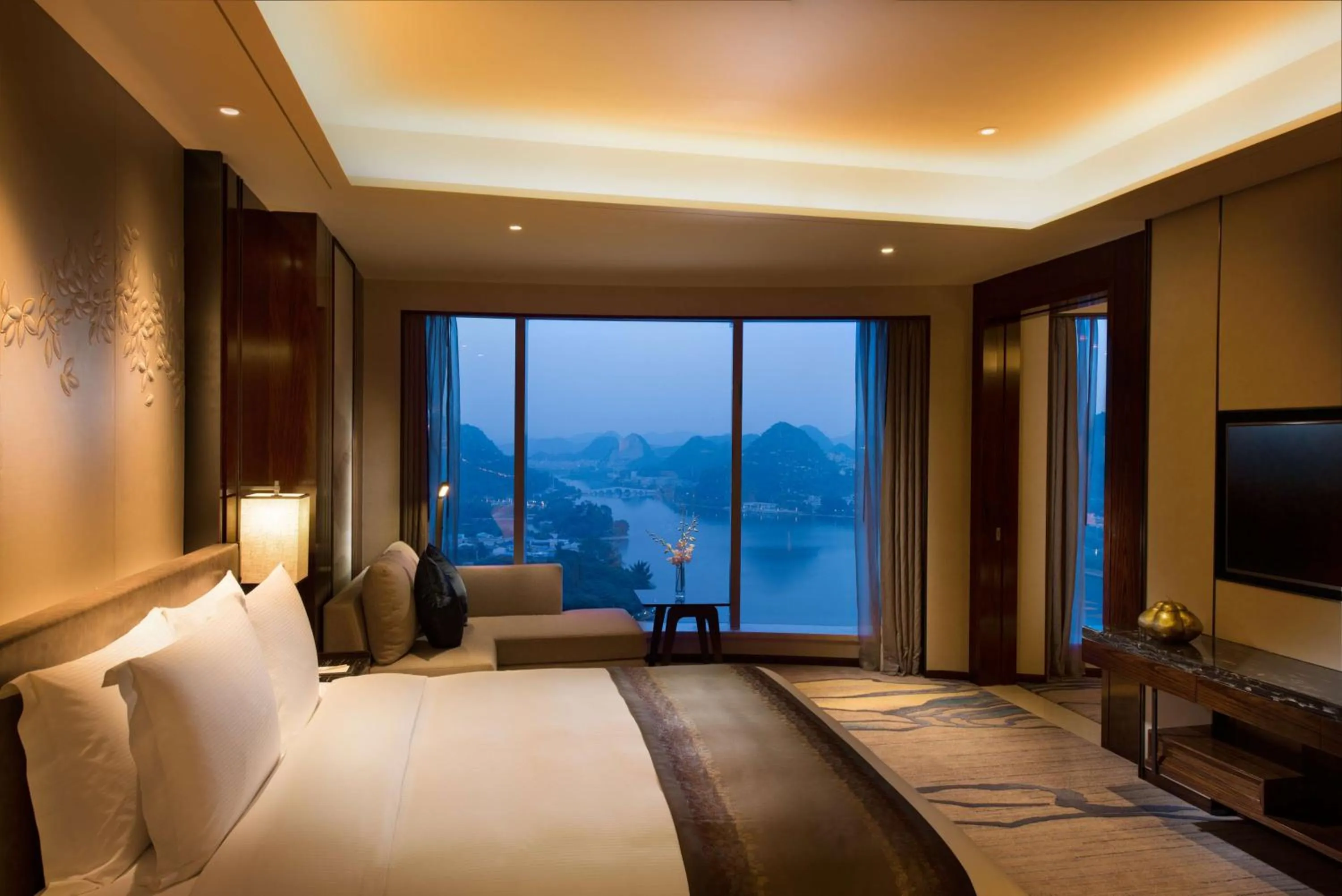 Living room, Bed in DoubleTree by Hilton Hotel Anshun