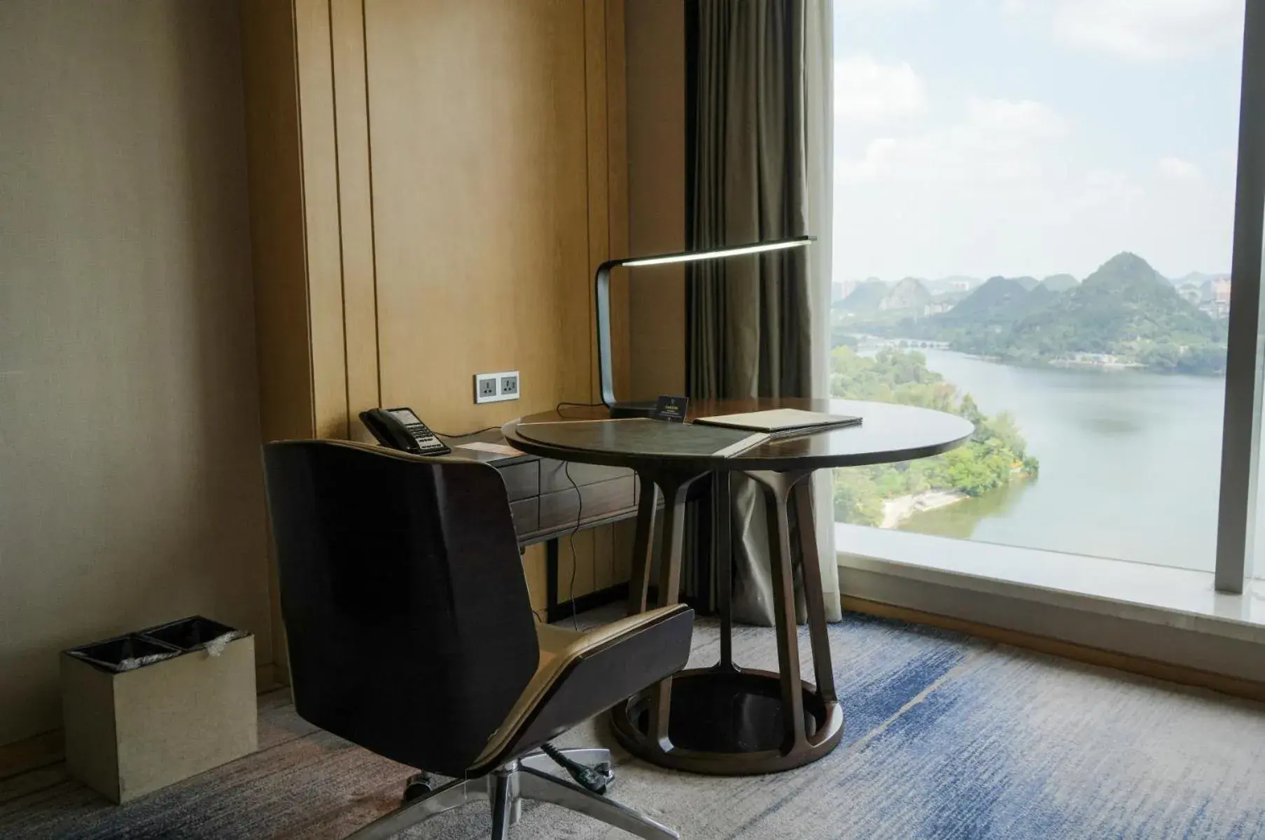 King Guest Room with Lake View in DoubleTree by Hilton Hotel Anshun King Guest Room with Lake View in DoubleTree by Hilton Hotel Anshun