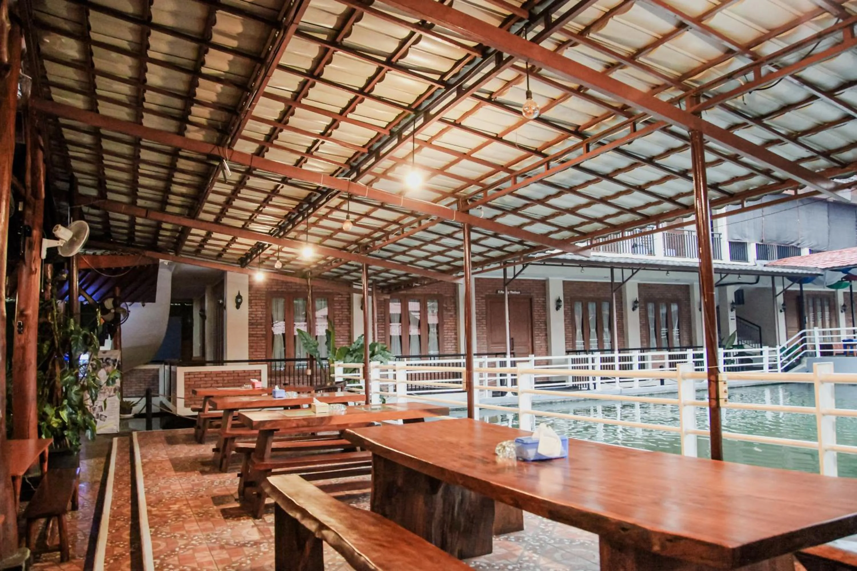 Restaurant/places to eat in Saung Dolken Syariah Resort & Hotel