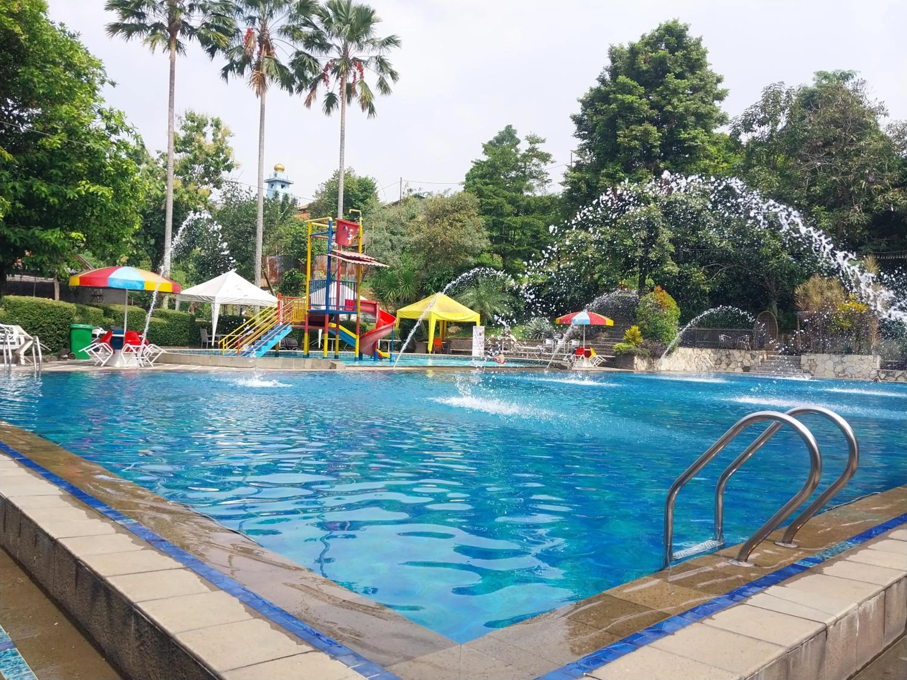 Swimming pool in Saung Dolken Syariah Resort & Hotel