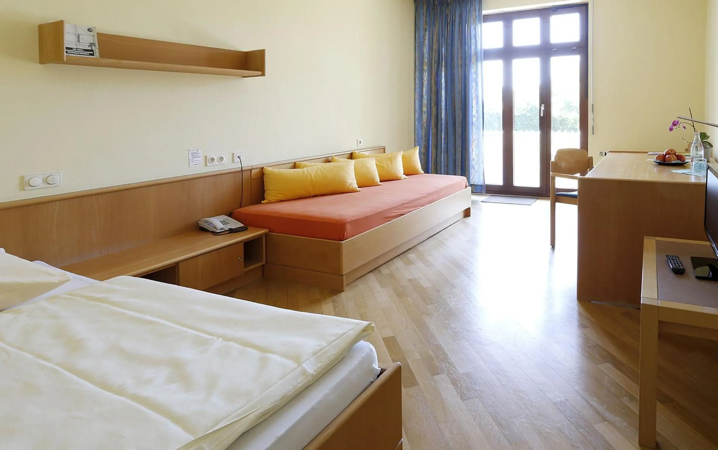 TV and multimedia, Bed in Tagungs- und Bildungszentrum Steinbach/Taunus