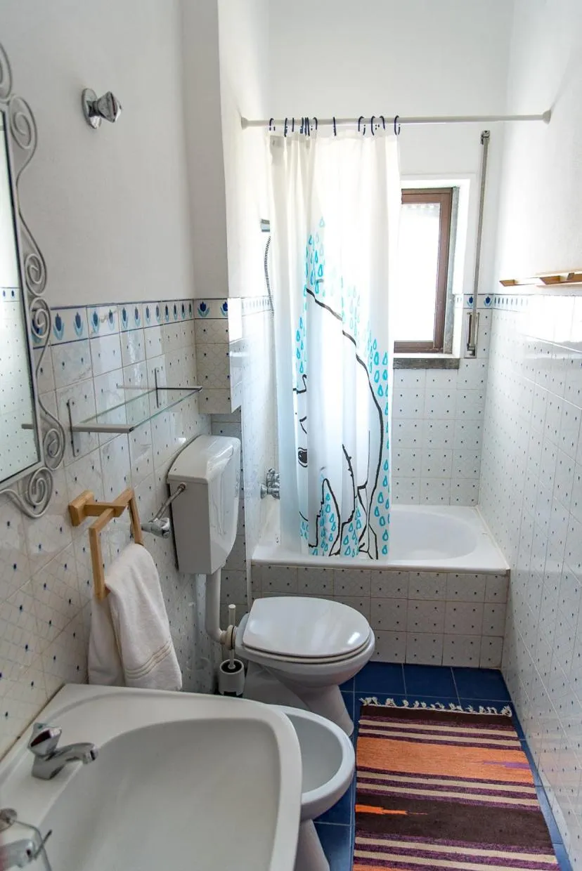 Bathroom in Moby Dick Lodge Cascais