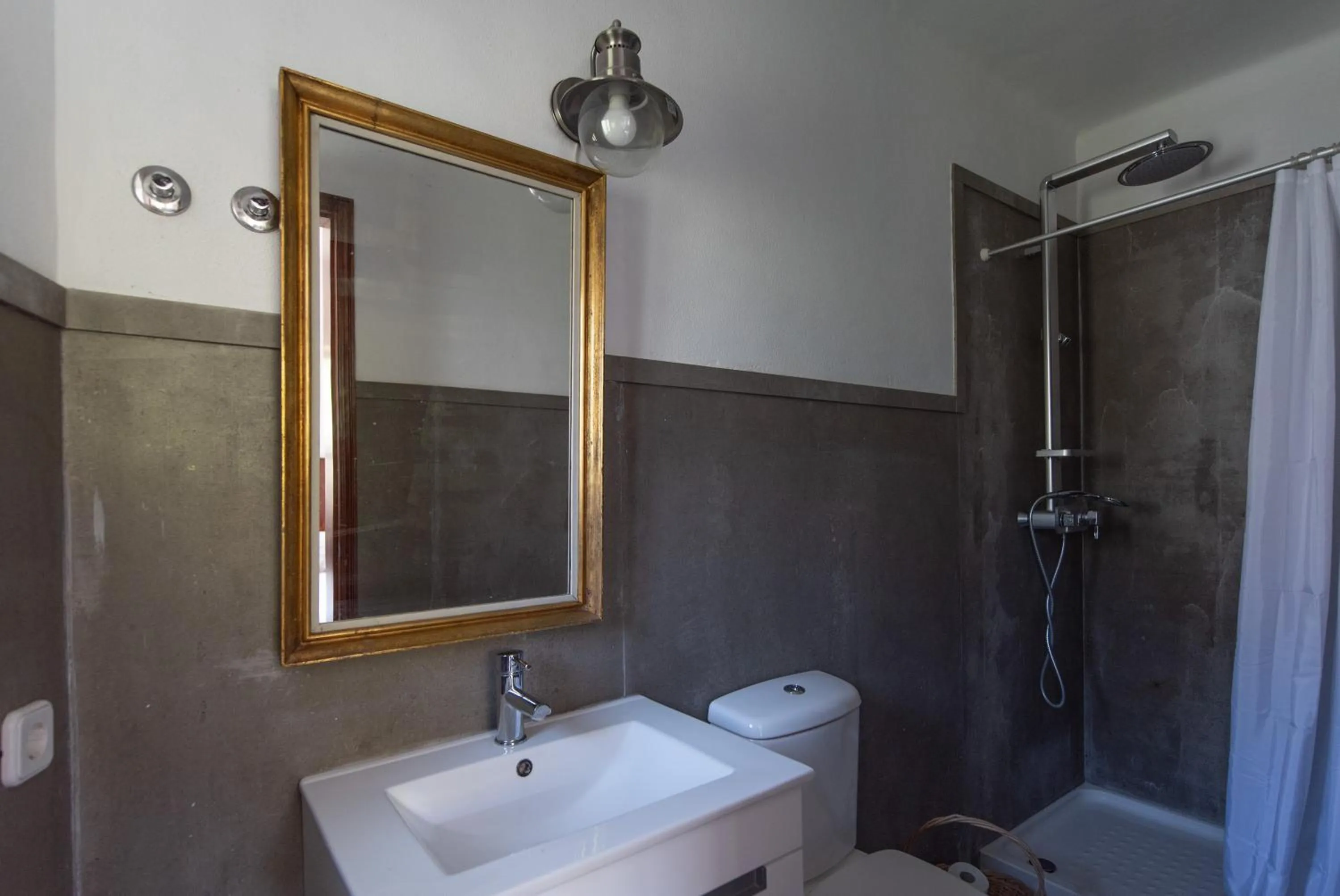 Bathroom in Moby Dick Lodge Cascais