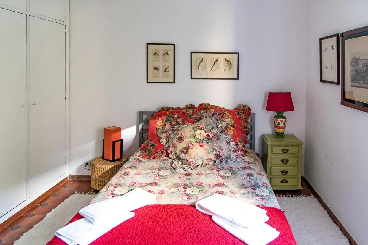 Photo of the whole room, Bed in Moby Dick Lodge Cascais