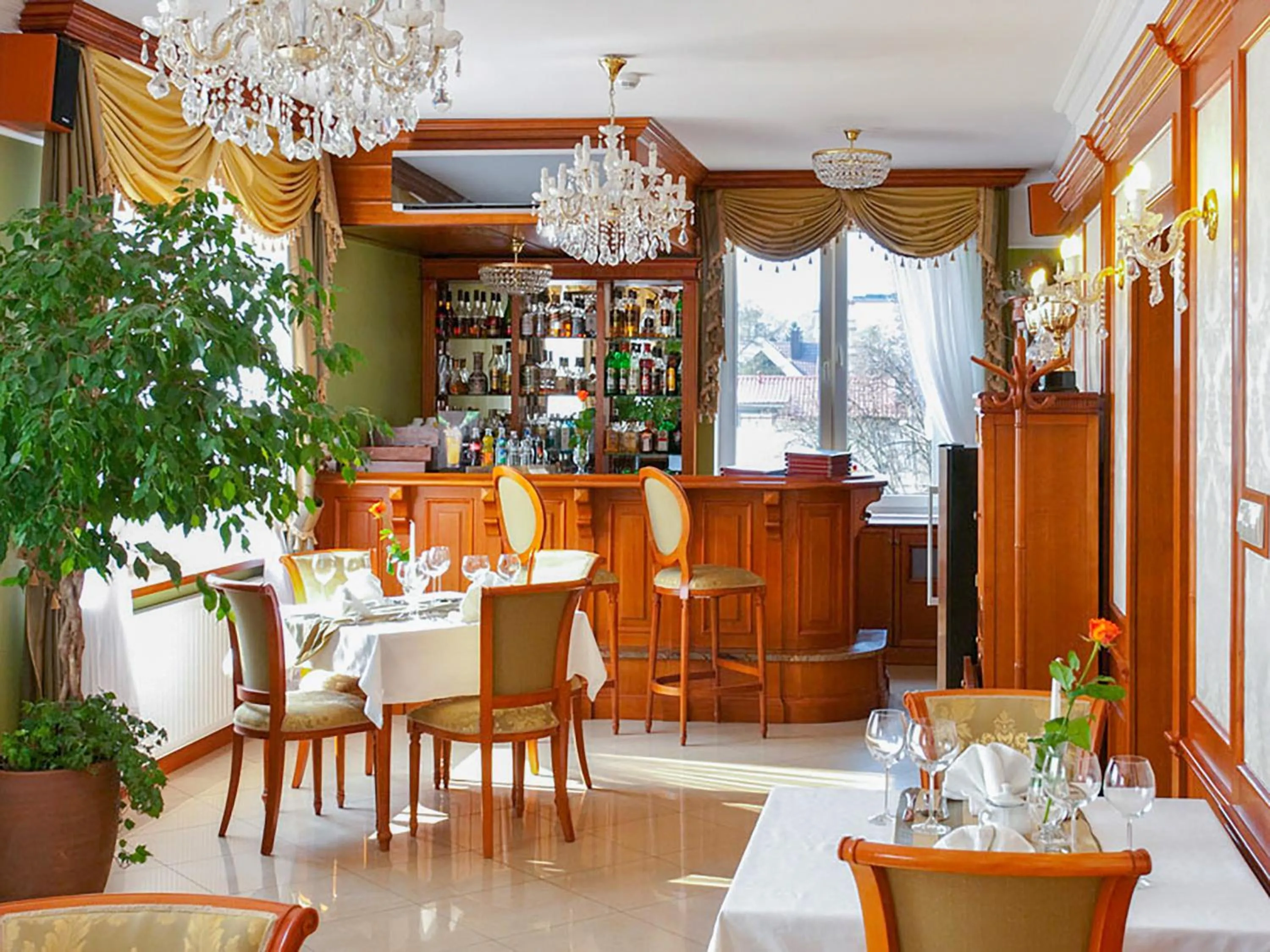 Restaurant/places to eat in Hotel Korona