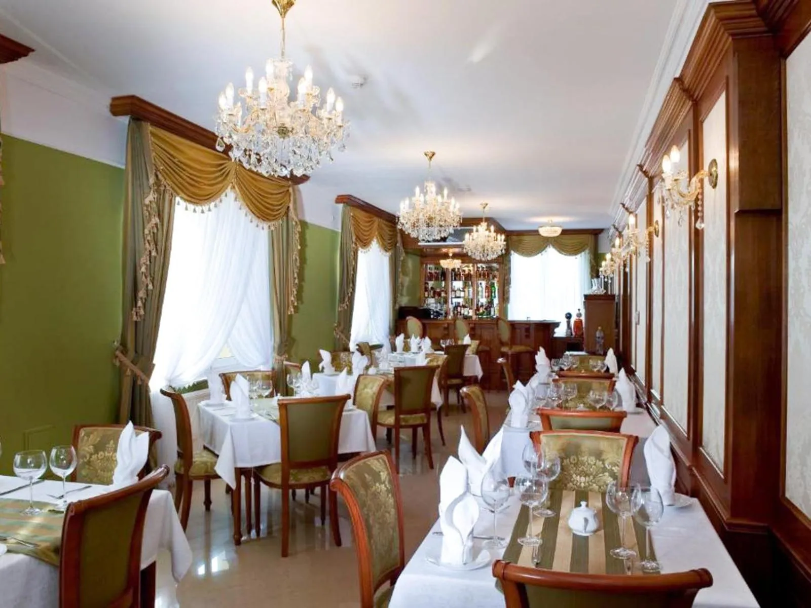 Restaurant/places to eat in Hotel Korona