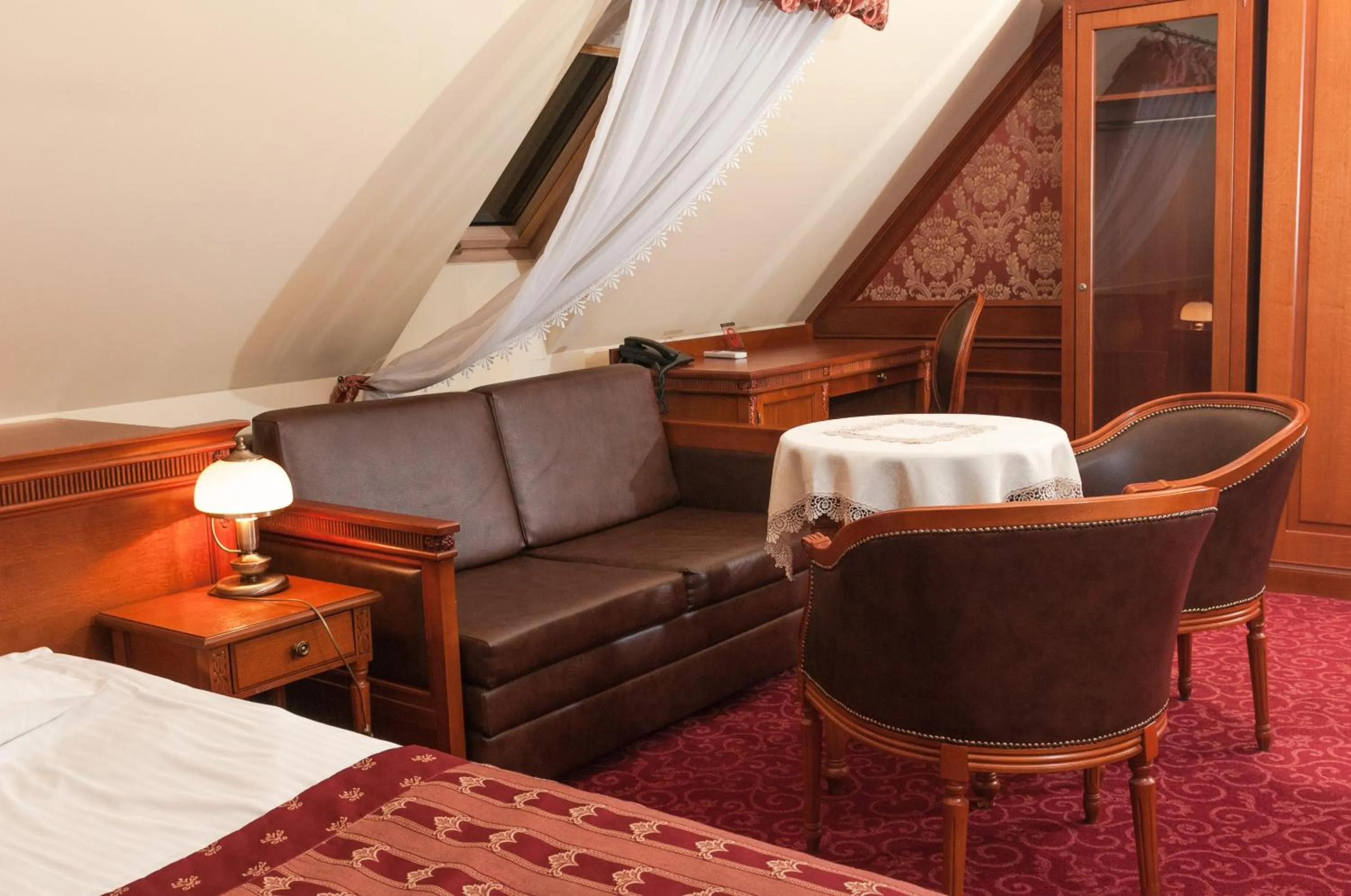 Living room, Bed in Hotel Korona