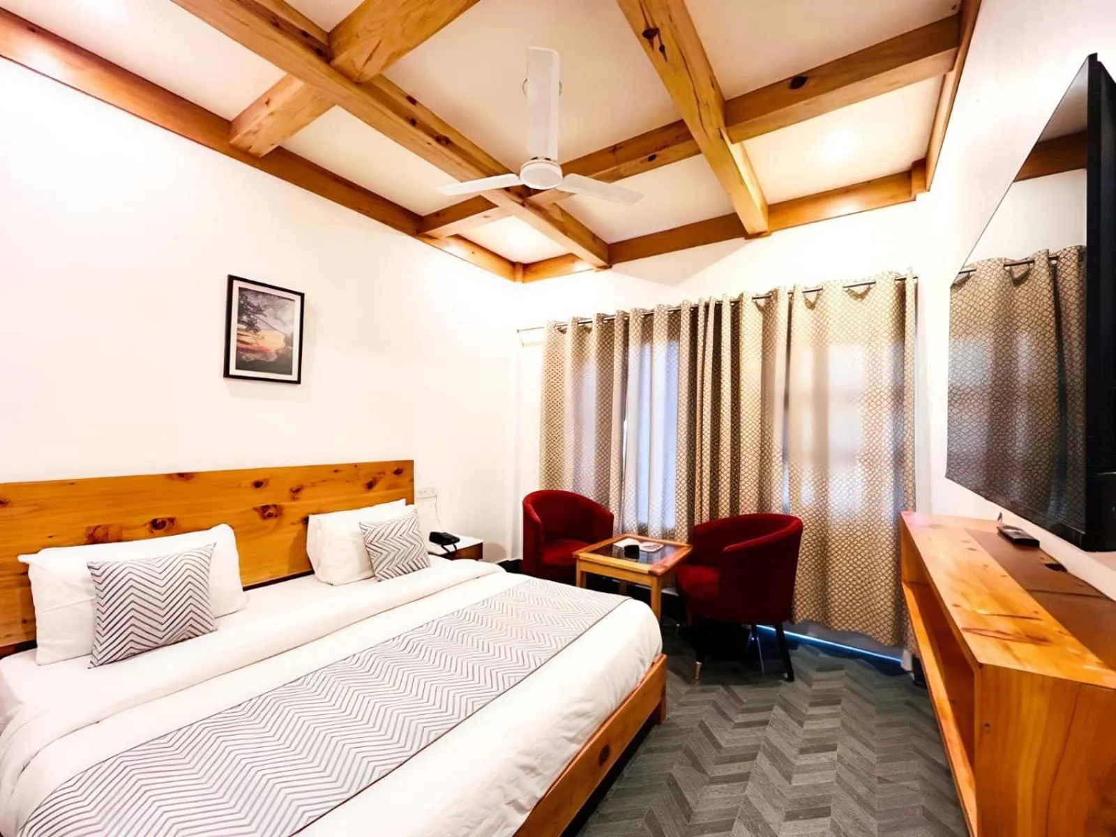 Bed in Hotel Dwaper A Premium Property Near Mall Road