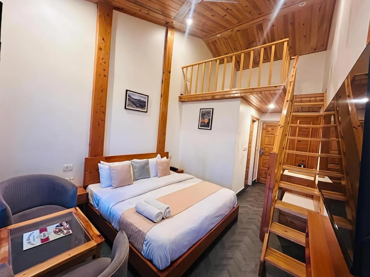 Bed in Hotel Dwaper A Premium Property Near Mall Road