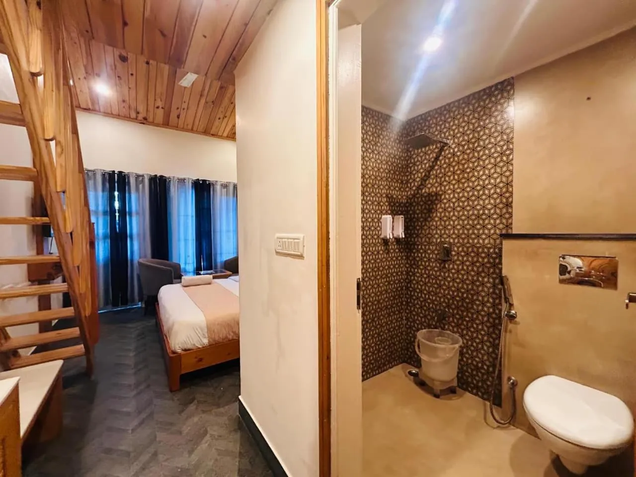 Toilet in Hotel Dwaper A Premium Property Near Mall Road