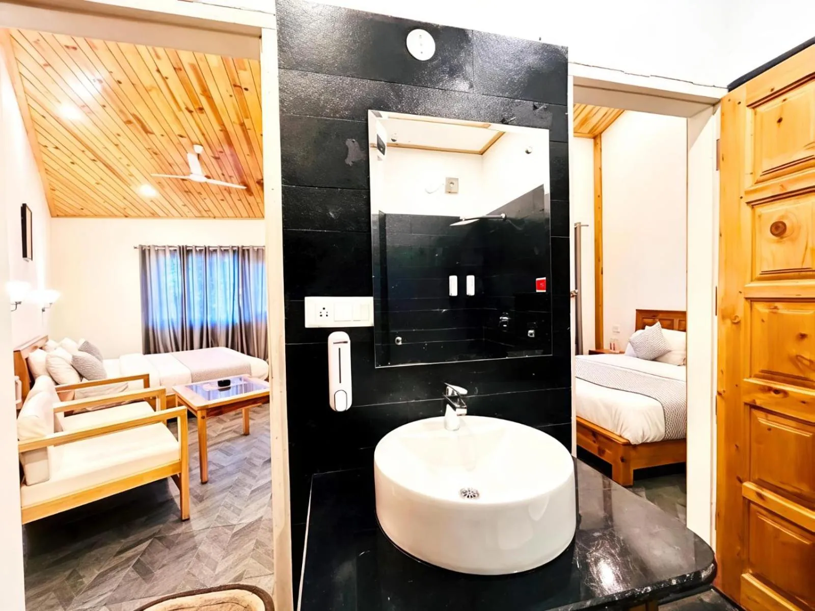 Bed in Hotel Dwaper A Premium Property Near Mall Road