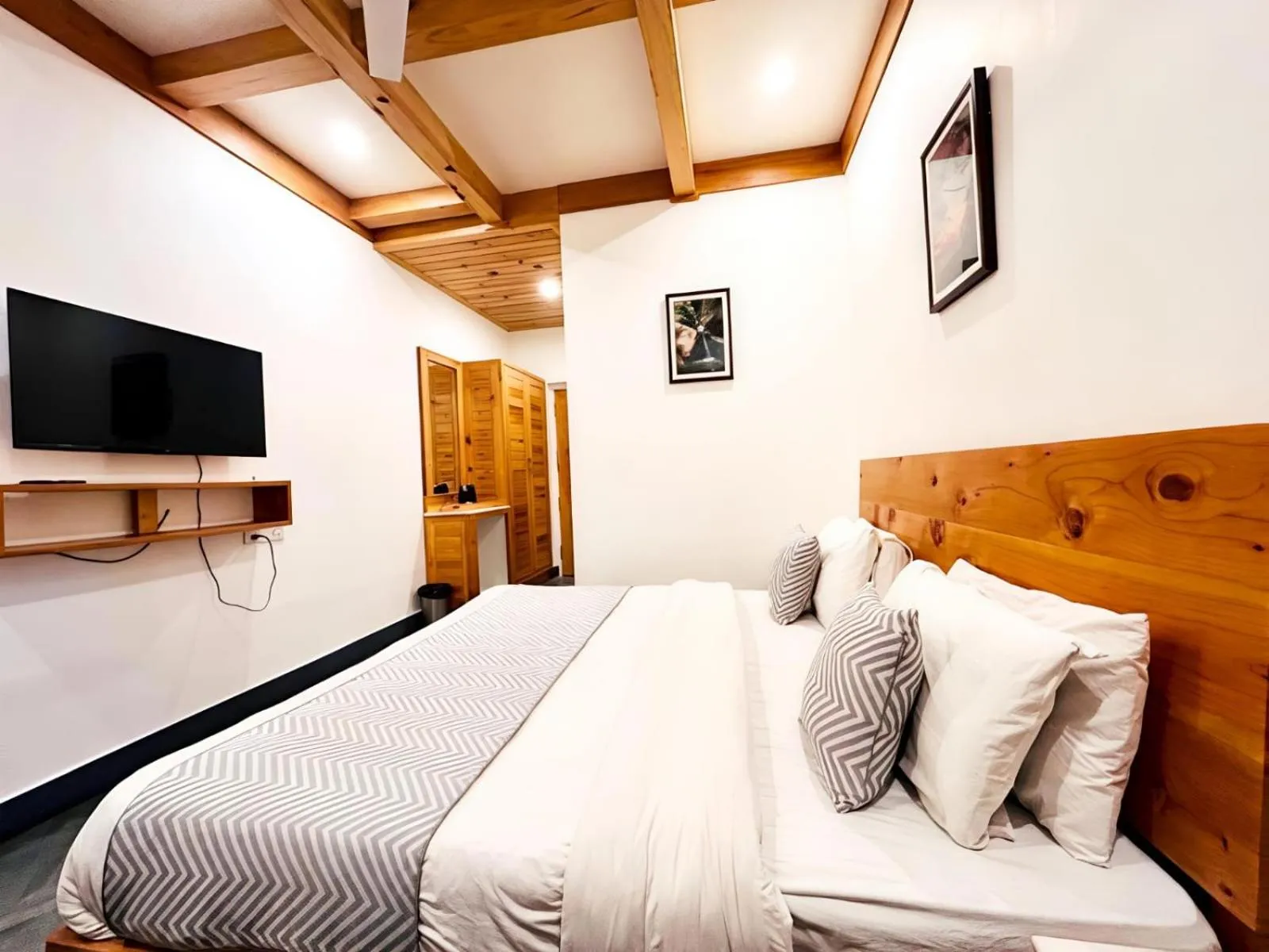 Communal lounge/ TV room, Bed in Hotel Dwaper A Premium Property Near Mall Road