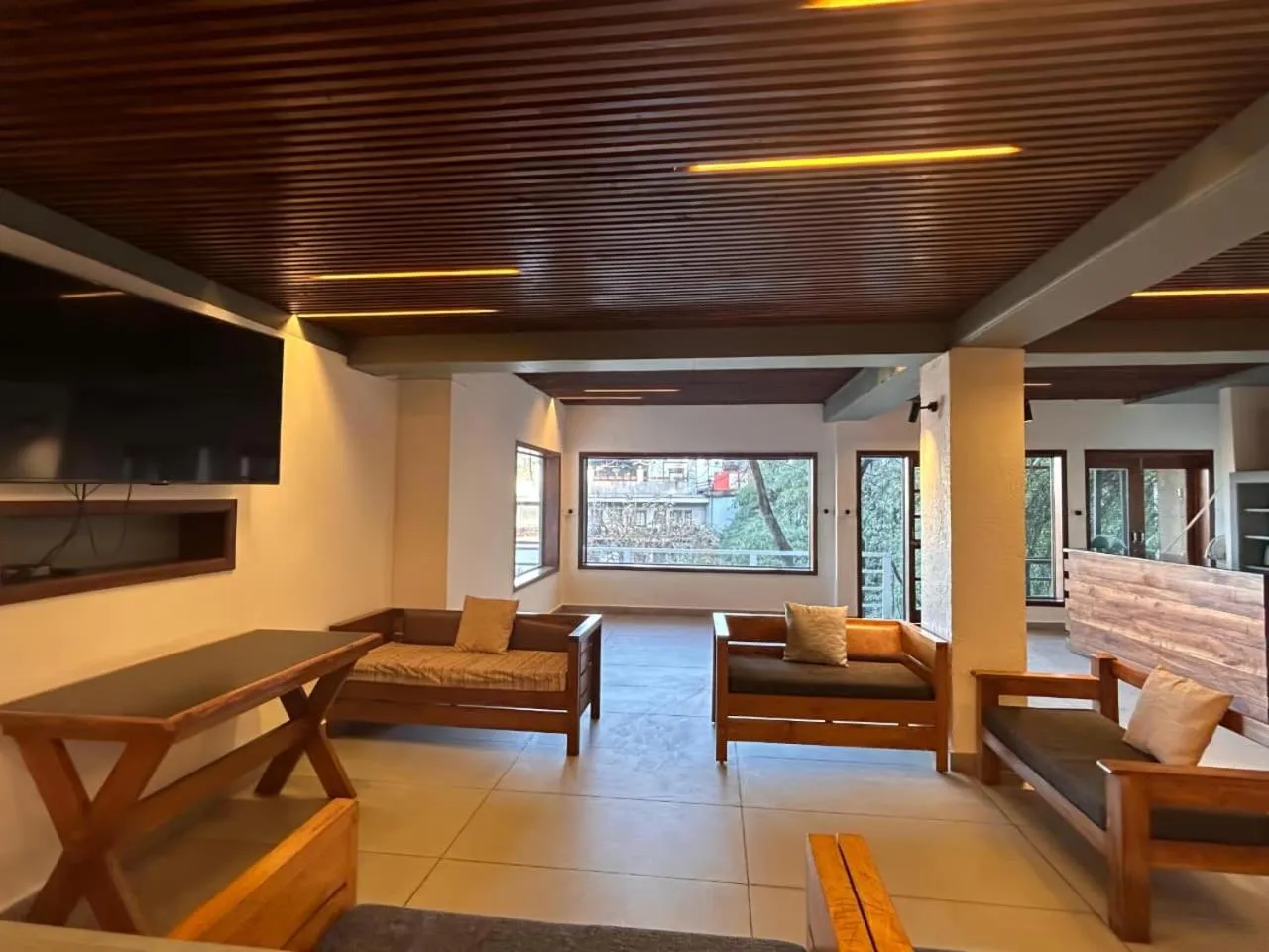 Communal lounge/ TV room in Hotel Dwaper A Premium Property Near Mall Road