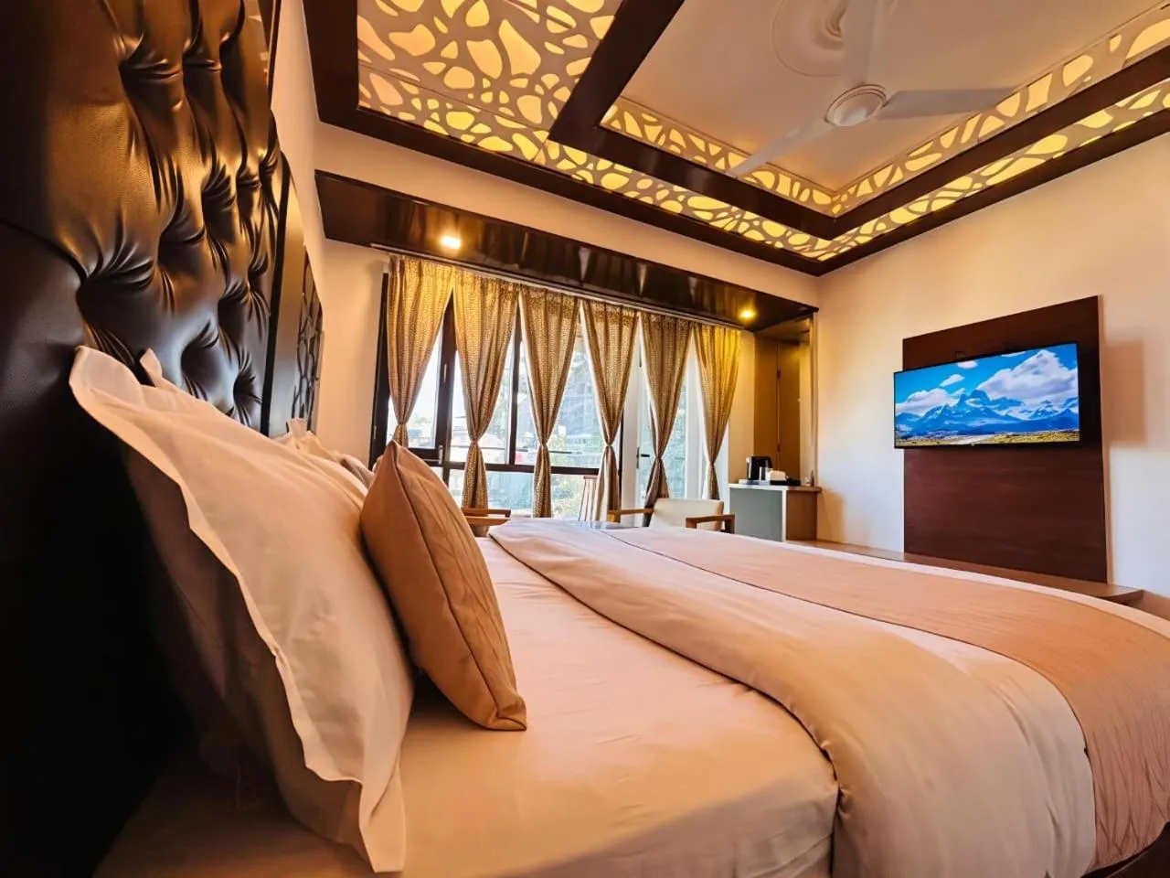 Bed in Hotel Dwaper A Premium Property Near Mall Road