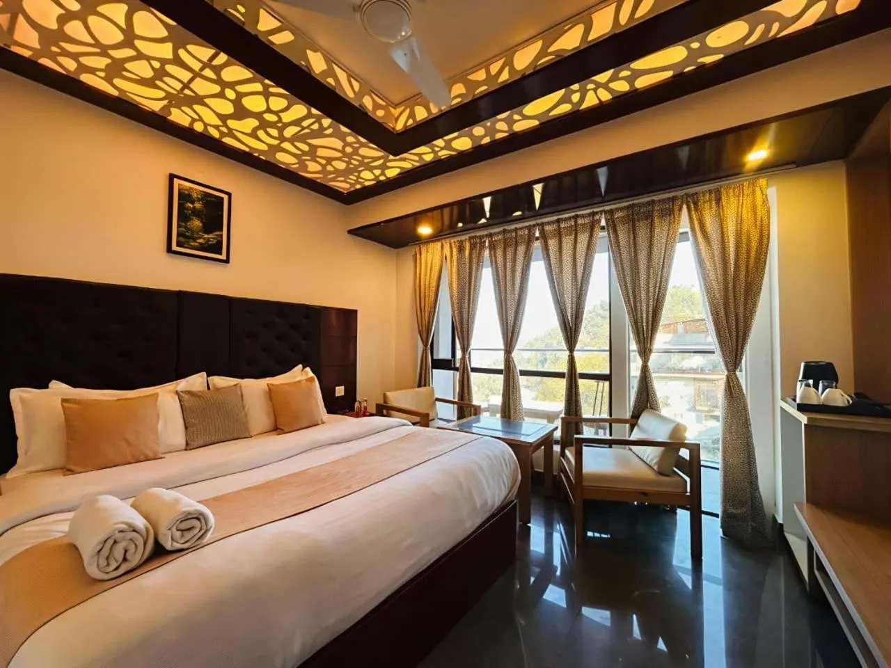 Bed in Hotel Dwaper A Premium Property Near Mall Road