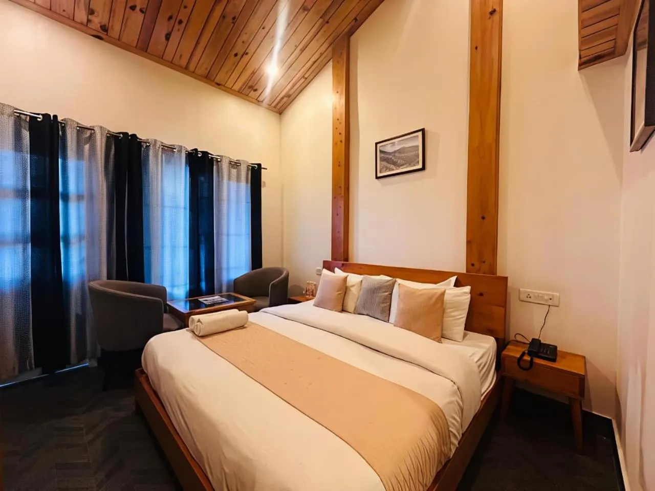 Bed in Hotel Dwaper A Premium Property Near Mall Road