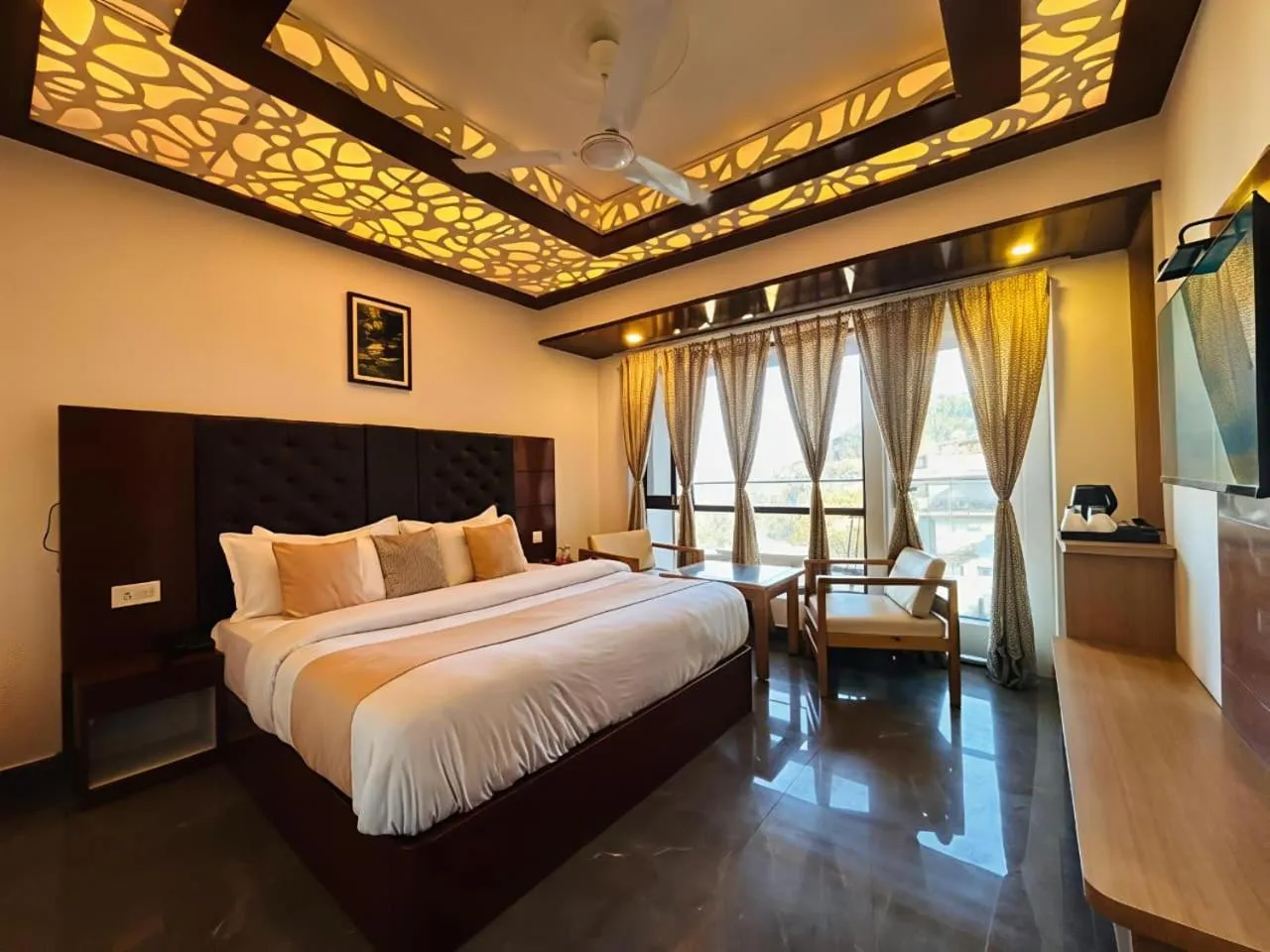 Bed in Hotel Dwaper A Premium Property Near Mall Road